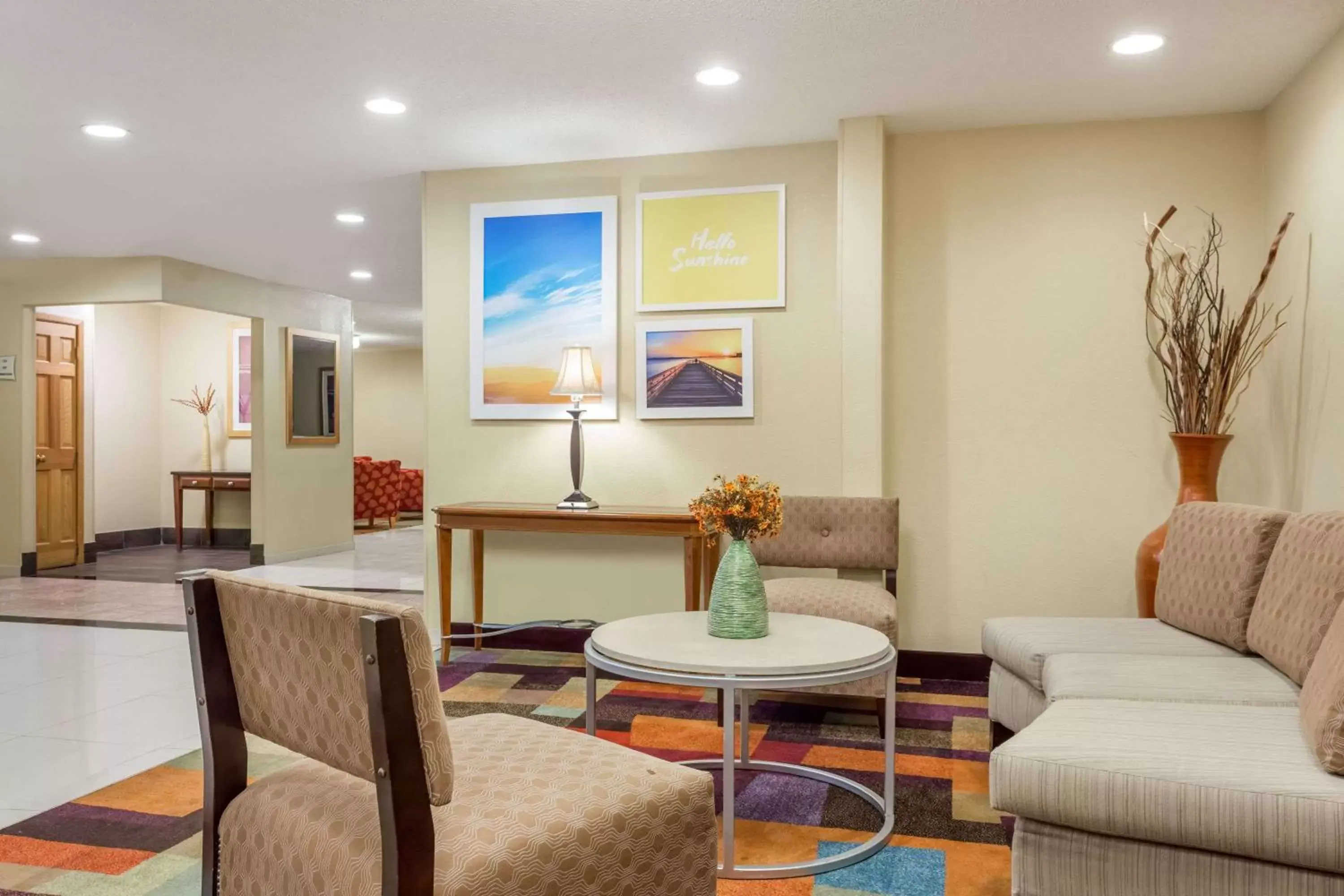 Lobby or reception, Seating Area in Days Inn & Suites by Wyndham Bloomington/Normal IL