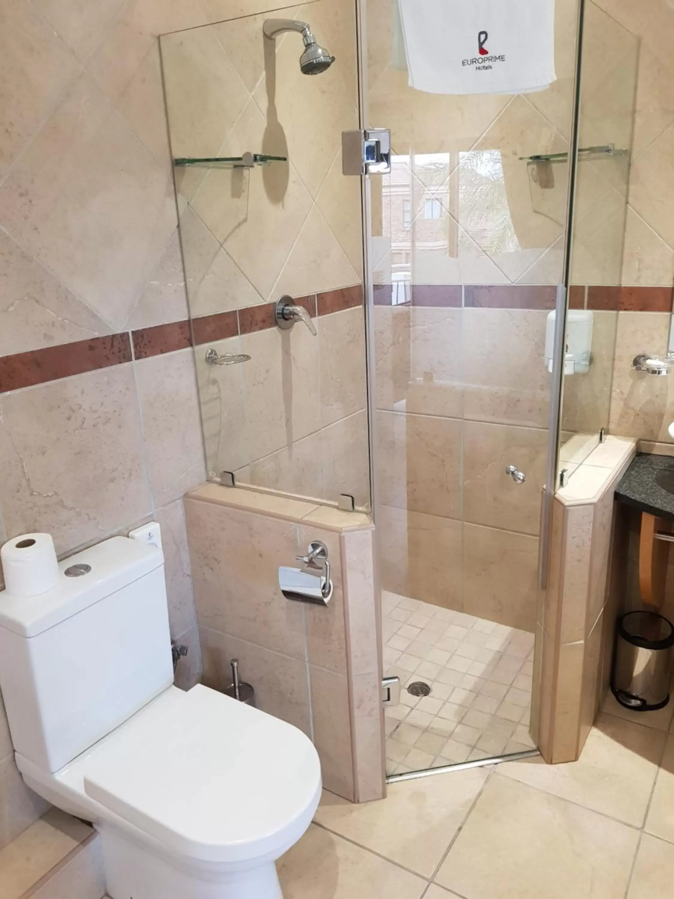 Shower, Bathroom in Europrime Hotel