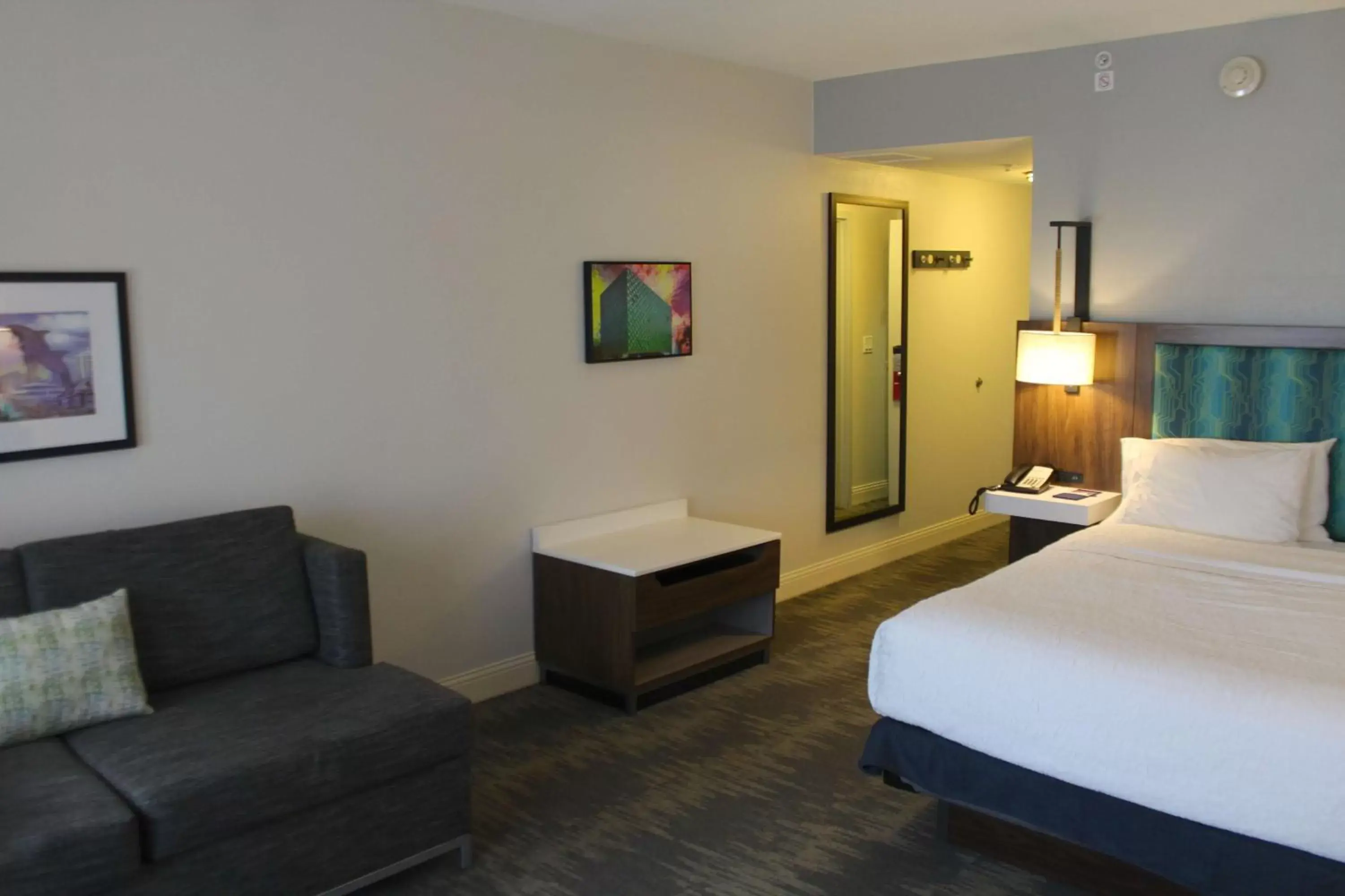 Living room, Bed in Hampton Inn & Suites Sarasota / Bradenton - Airport