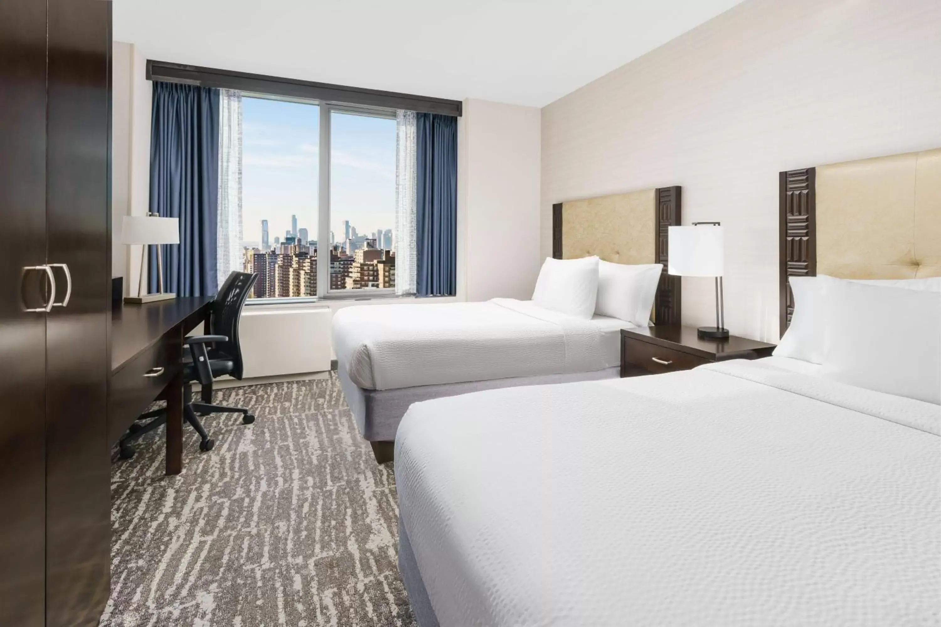 Photo of the whole room, Bed in Fairfield Inn & Suites by Marriott New York Midtown Manhattan/Penn Station