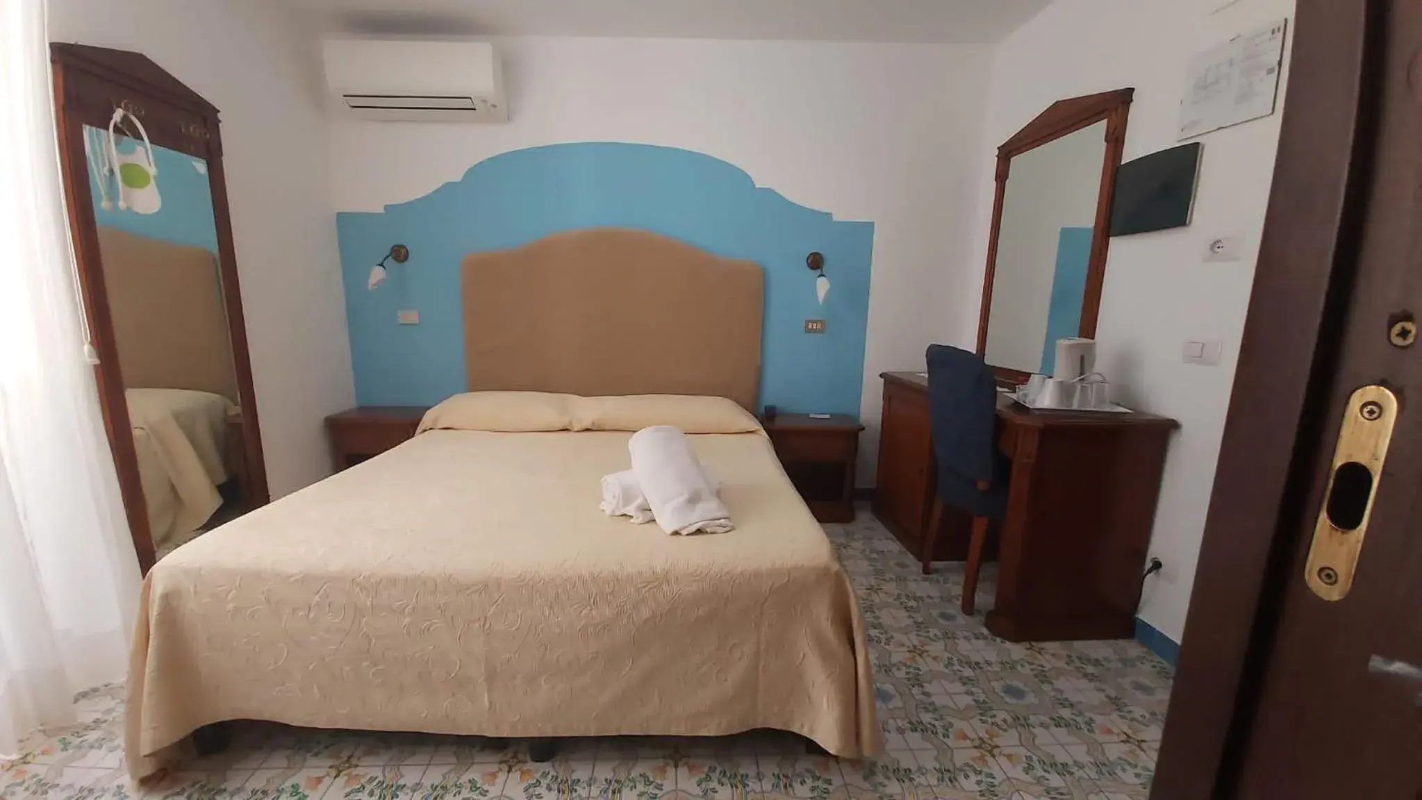 Bedroom, Bed in Hotel Amalfi