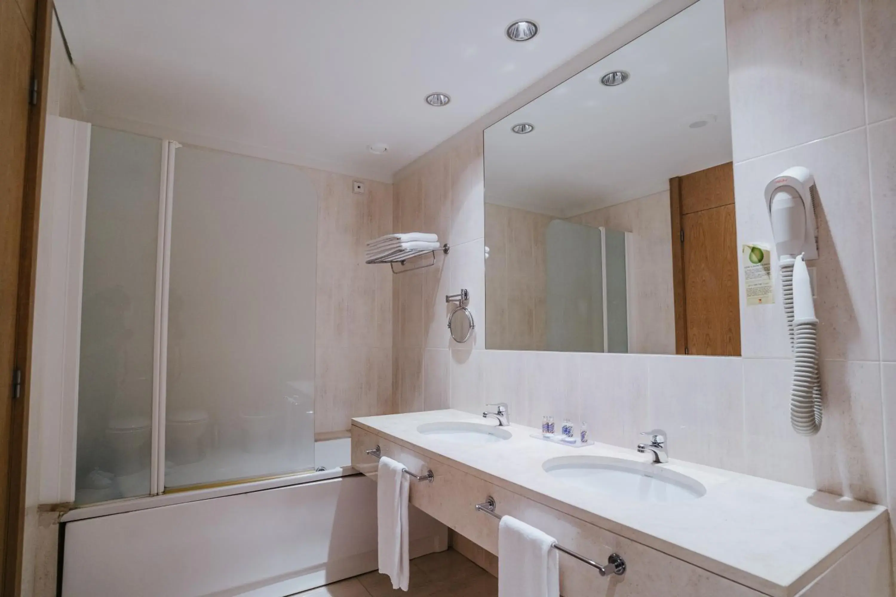 Standard Double or Twin Room in Hotel Premium Porto Maia Standard Double or Twin Room in Hotel Premium Porto Maia