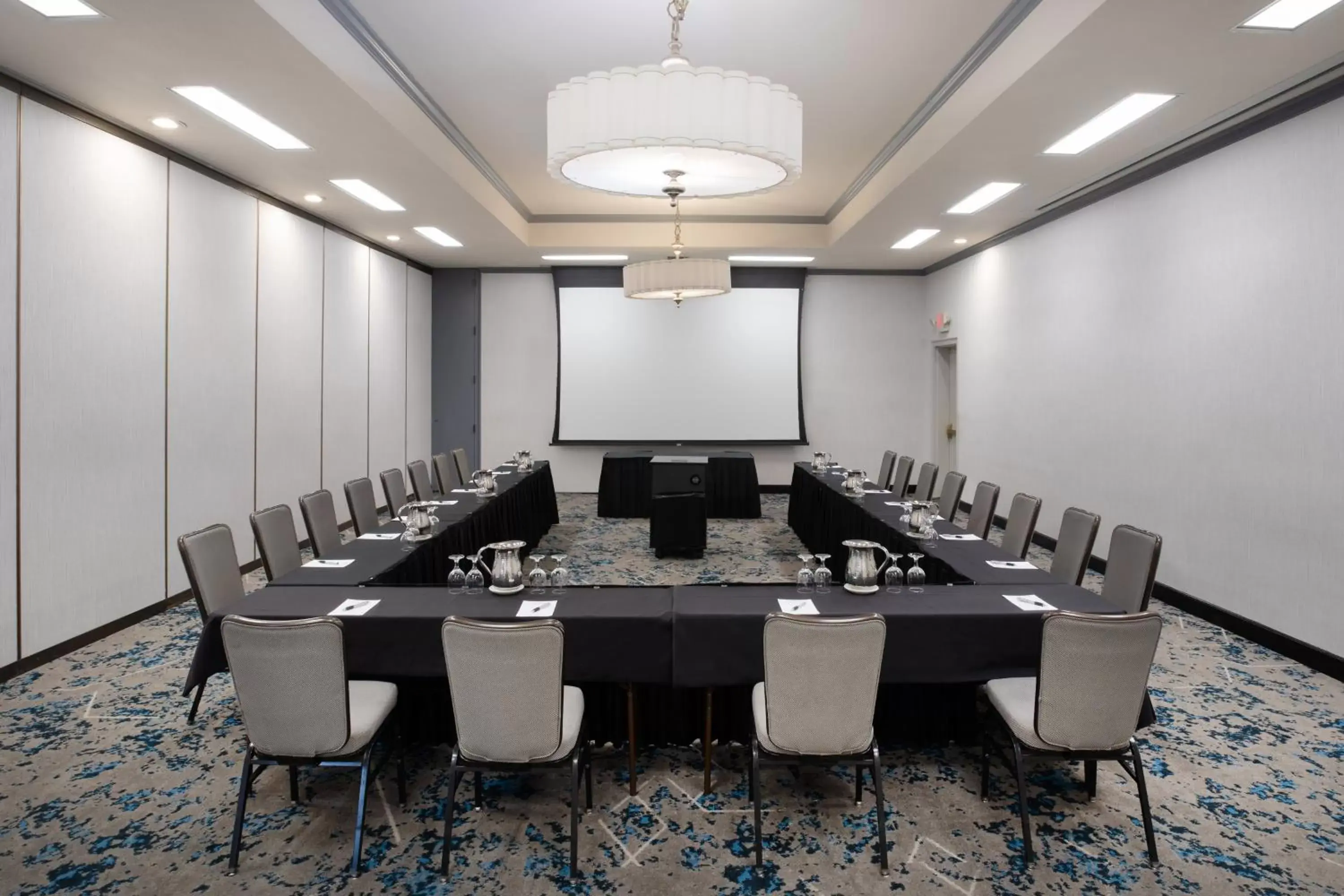 Meeting/conference room in Crowne Plaza Costa Mesa Orange County, an IHG Hotel