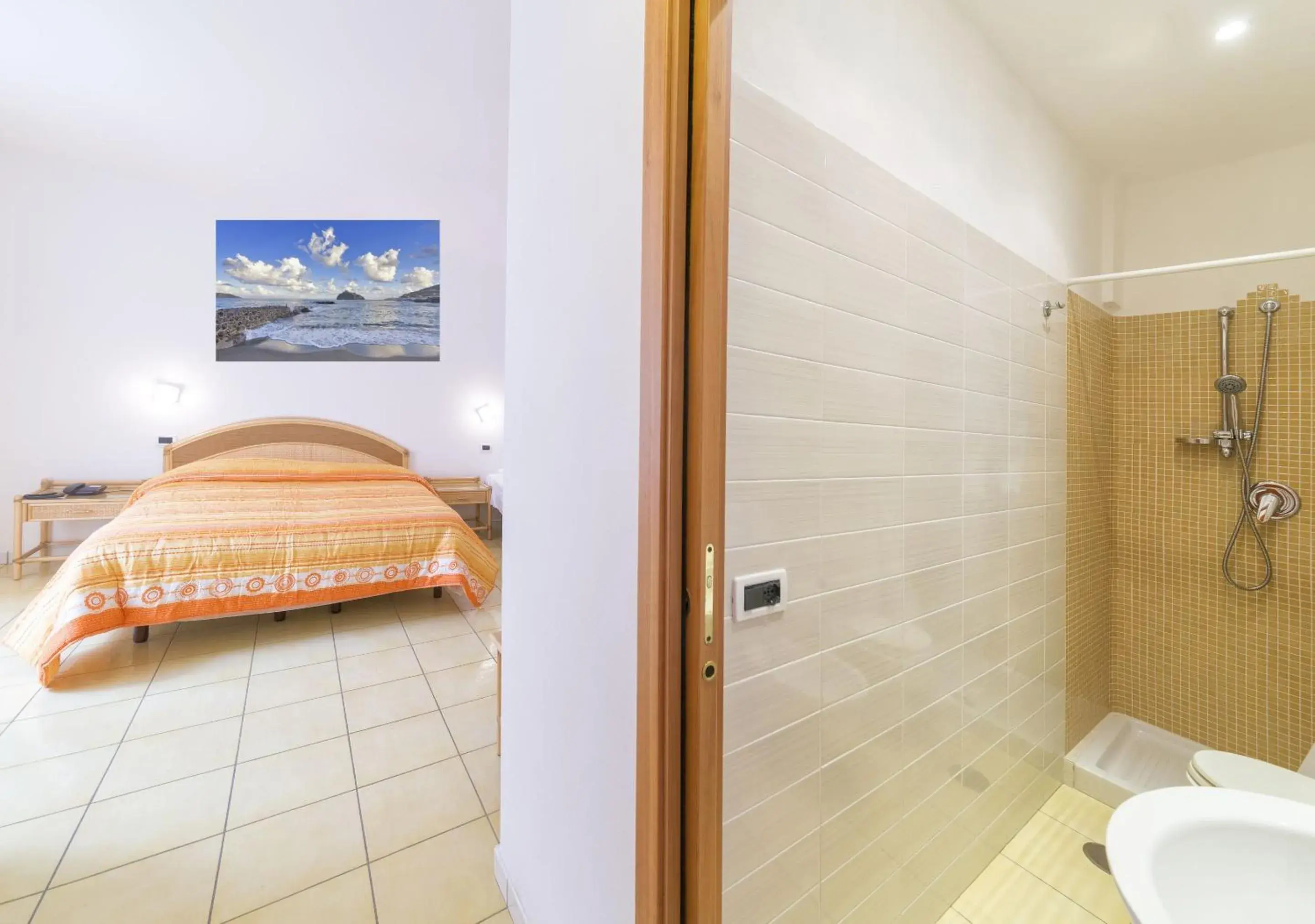 Bathroom, Bed in Hotel Vittoria