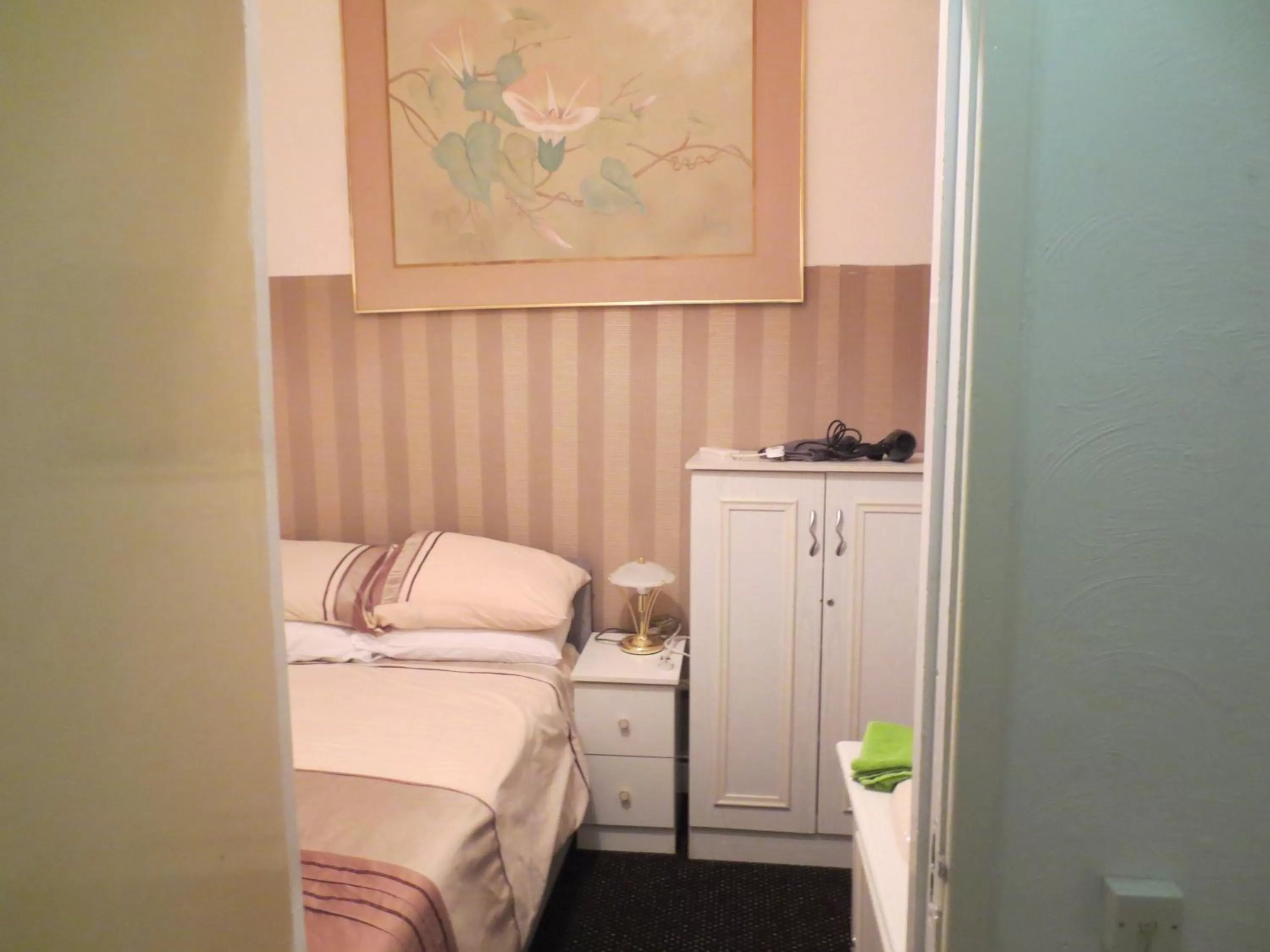 Bedroom, Bed in The Salendine