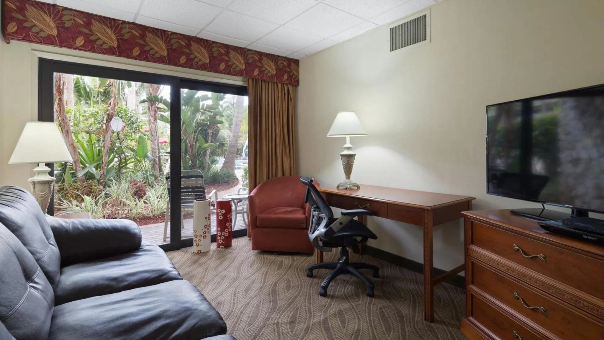 TV and multimedia in Best Western Naples Inn & Suites