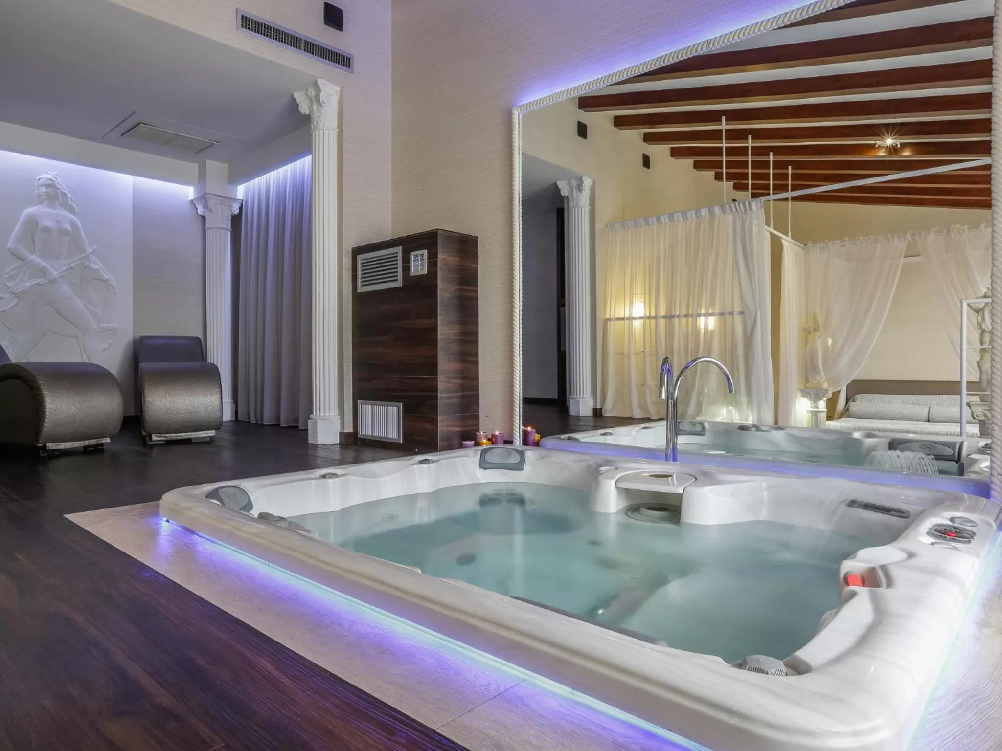 Hot Tub in Hotel Motel Prestige