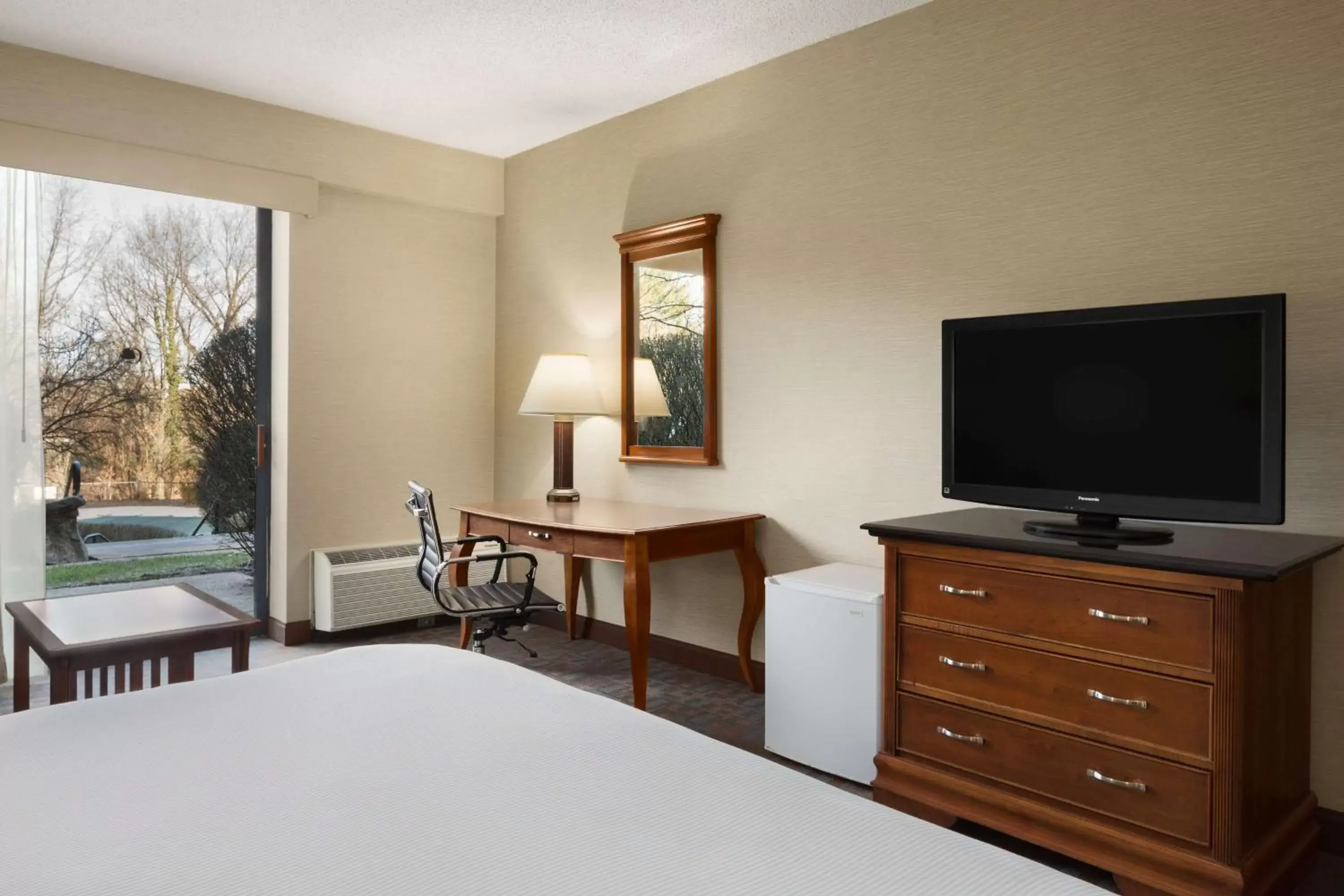 Bedroom, TV/Entertainment Center in DoubleTree by Hilton Hotel & Executive Meeting Center Somerset