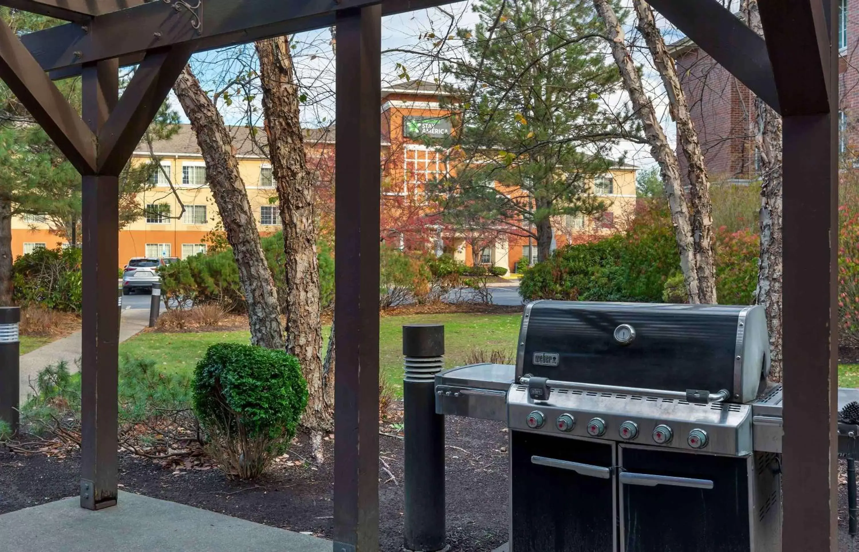 Property building, BBQ Facilities in Extended Stay America Suites - Boston - Waltham - 32 4th Ave