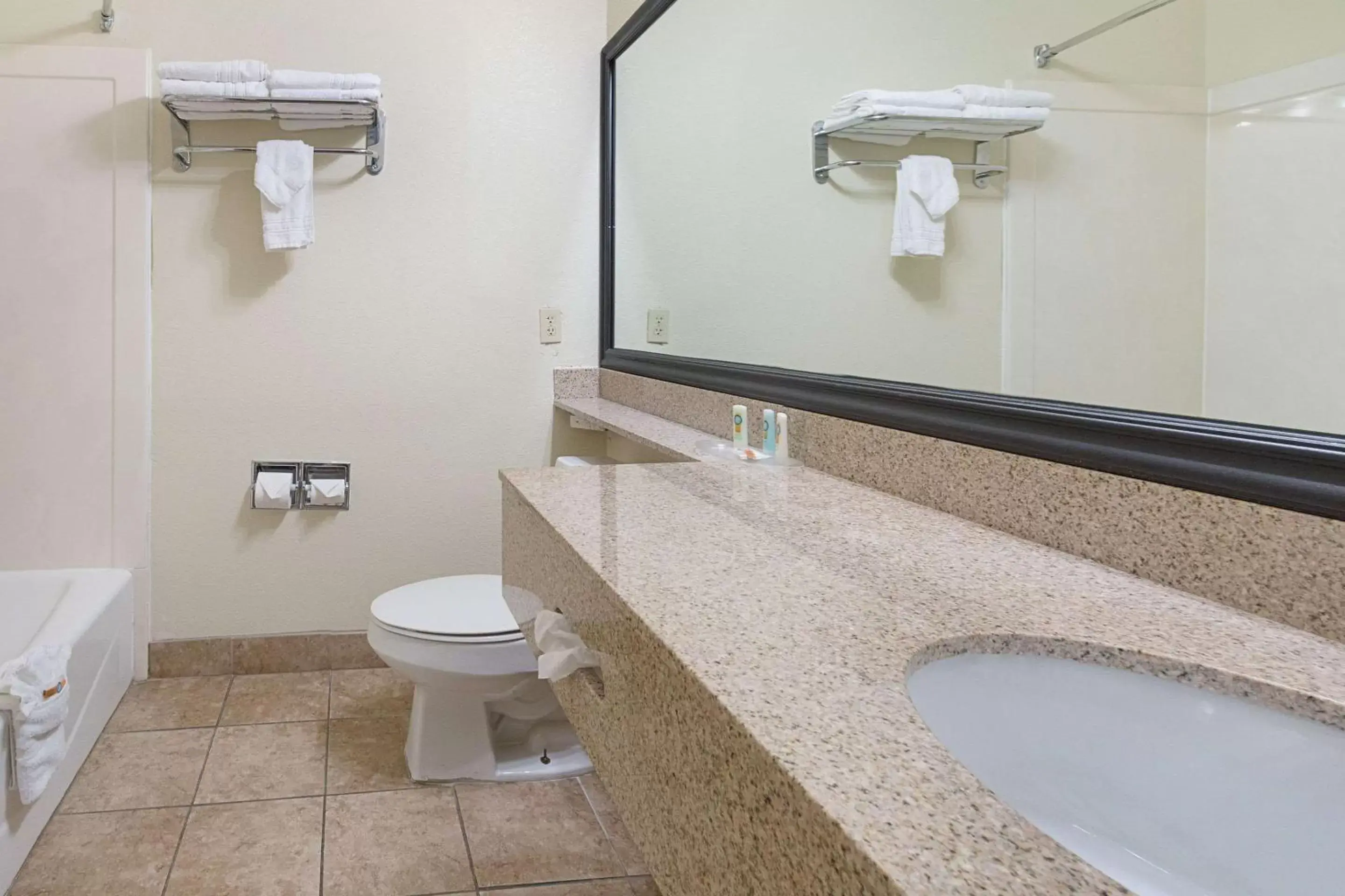 Photo of the whole room, Bathroom in Quality Suites Temple