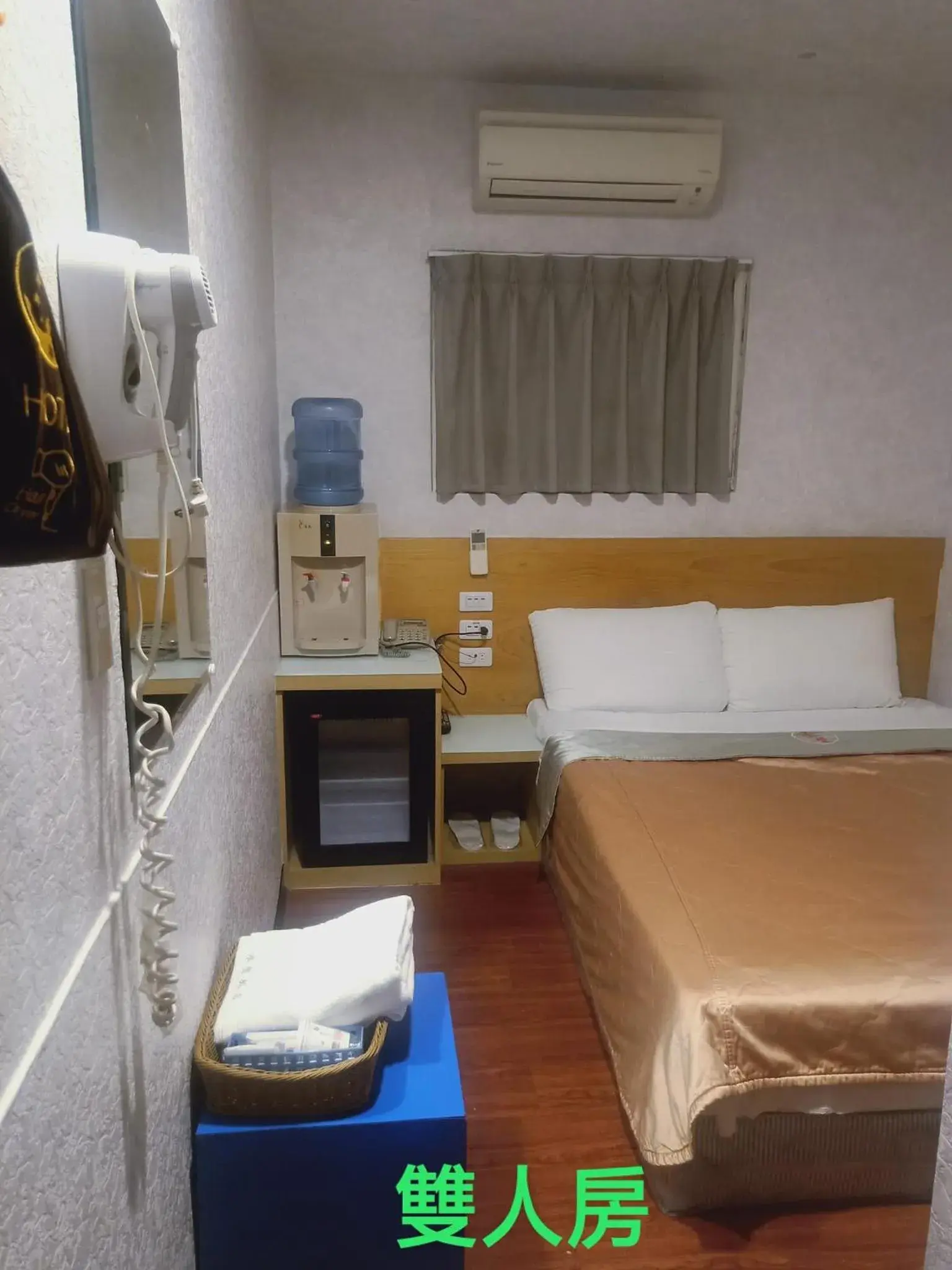 Photo of the whole room, Bed in Yung Feng Hotel