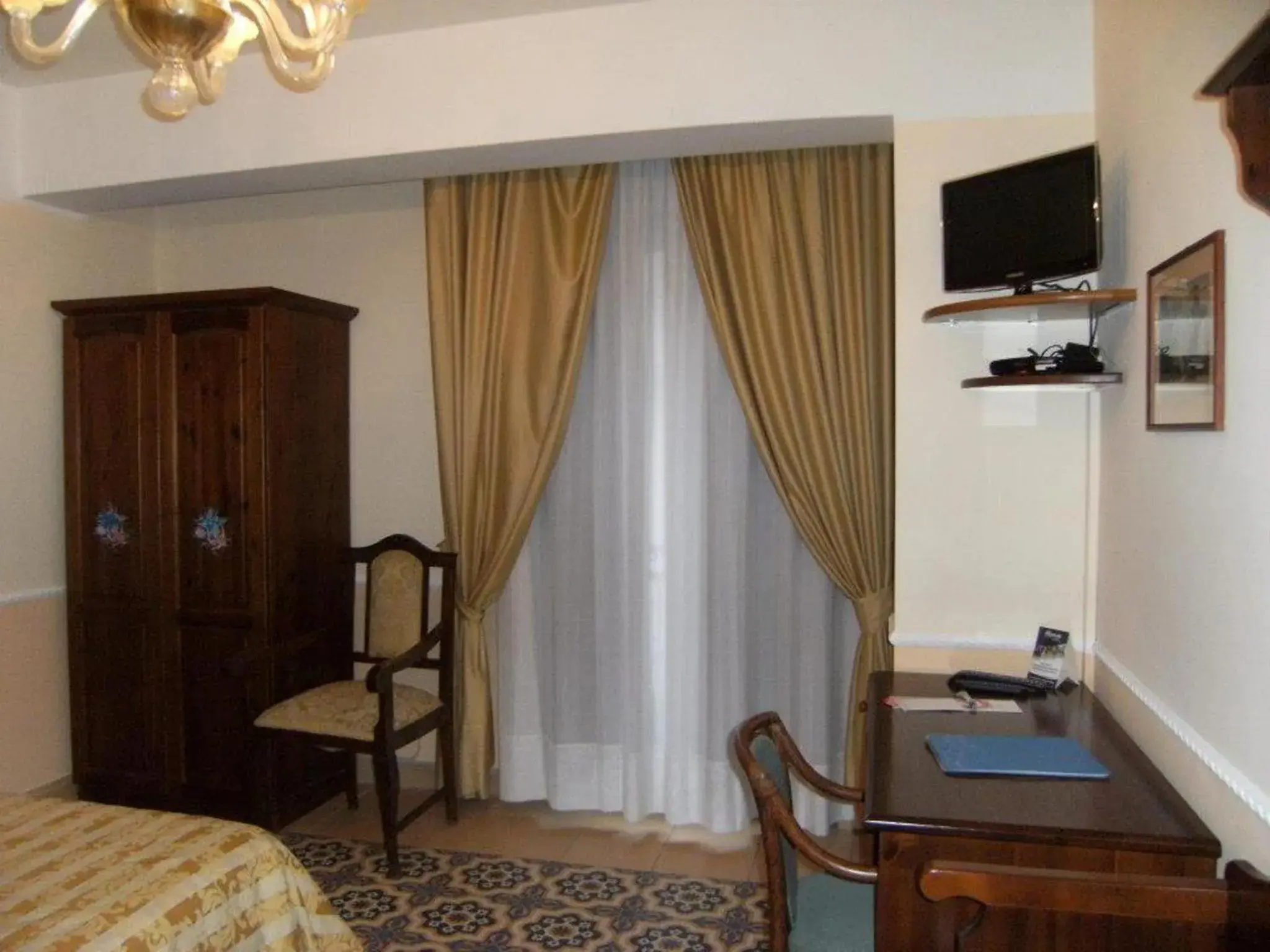 Photo of the whole room, TV/Entertainment Center in Hotel U' Bais