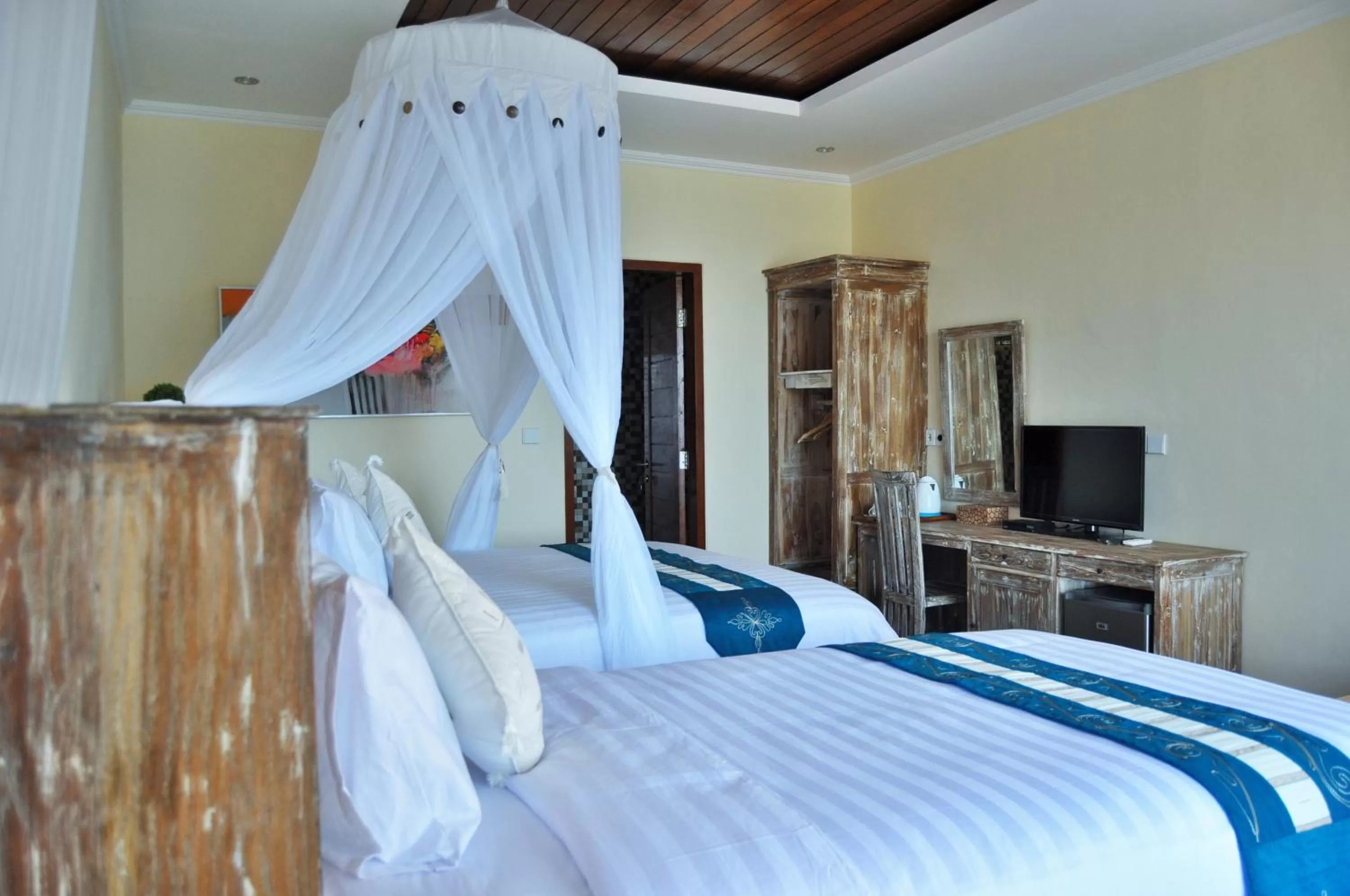 TV and multimedia, Bed in Ocean Terrace Suite And Spa Luxury