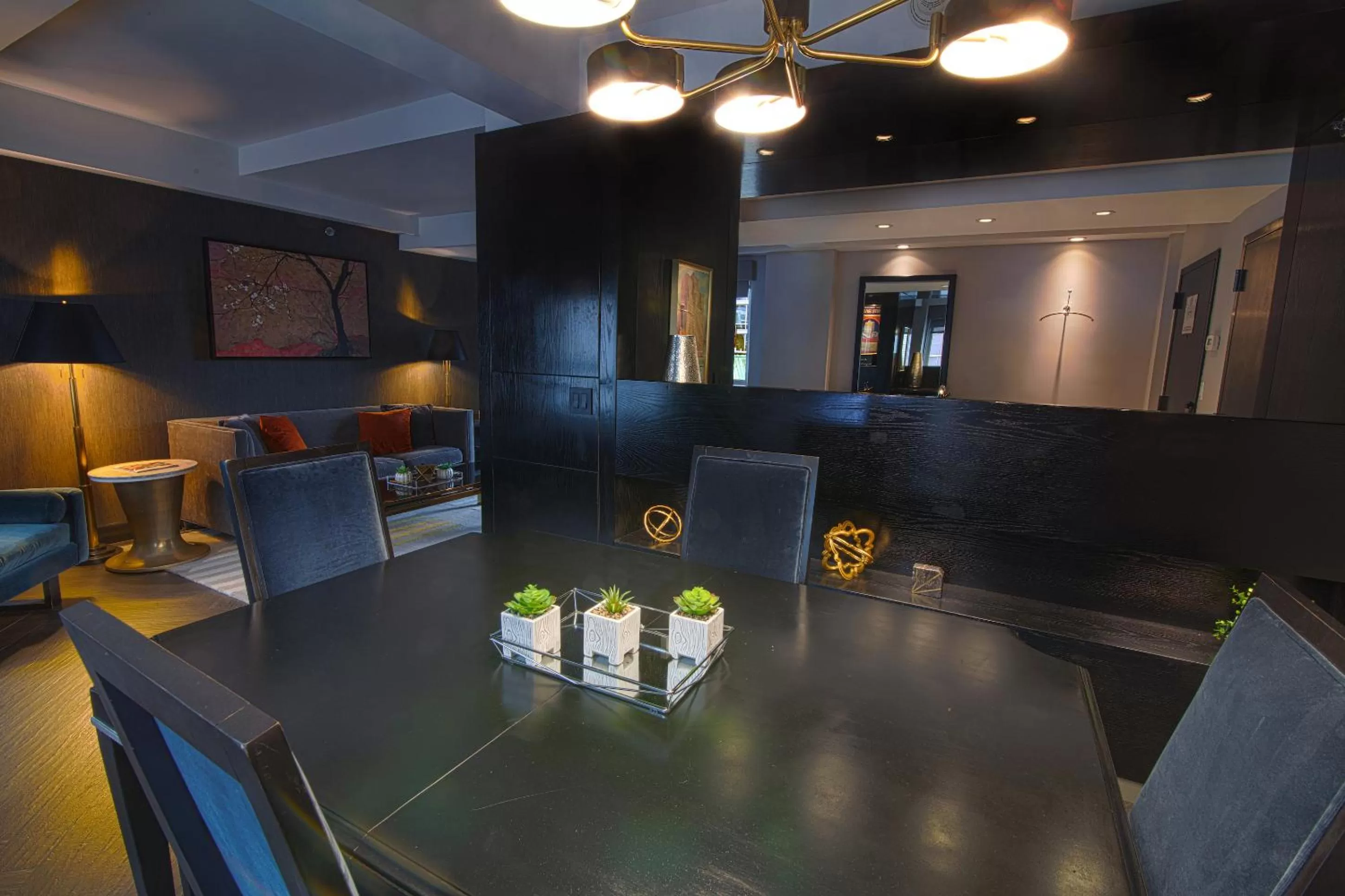 Photo of the whole room in Hotel Edison Times Square