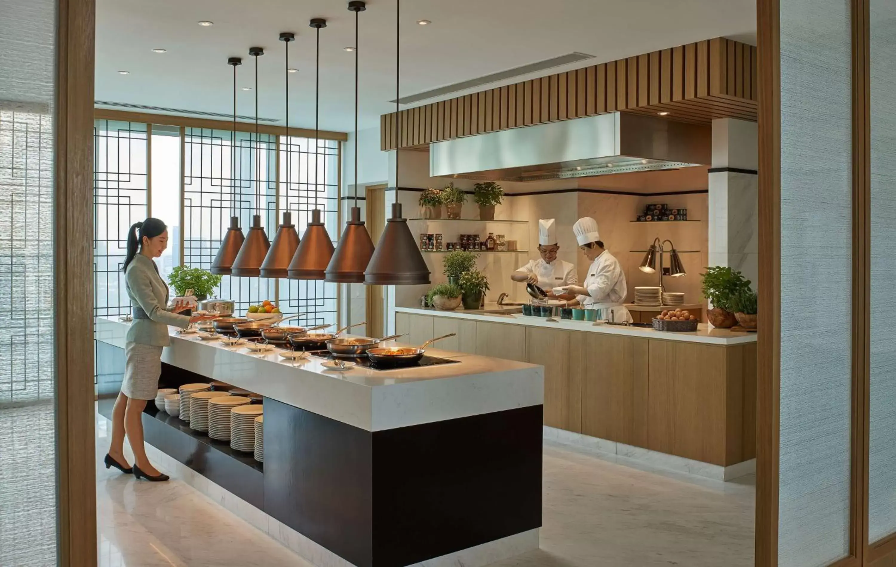Lounge or bar, Kitchen/Kitchenette in Shangri-La Singapore