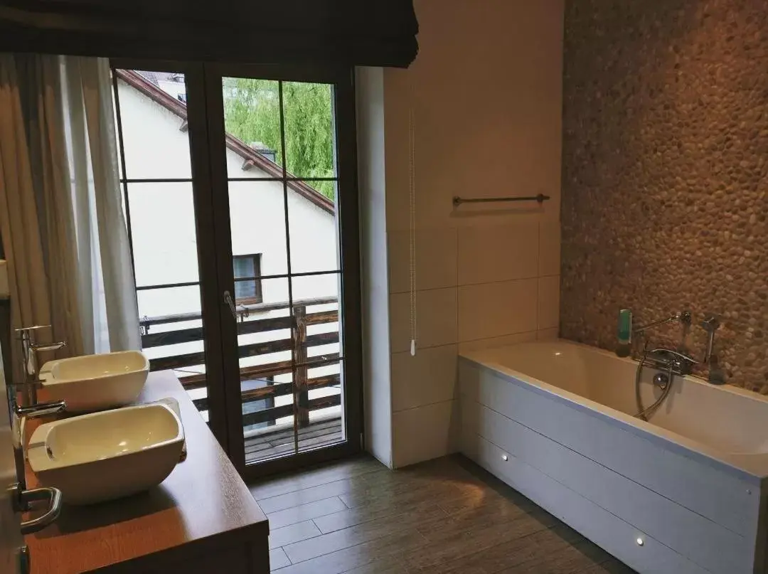 Bathroom in Hotel du Commerce