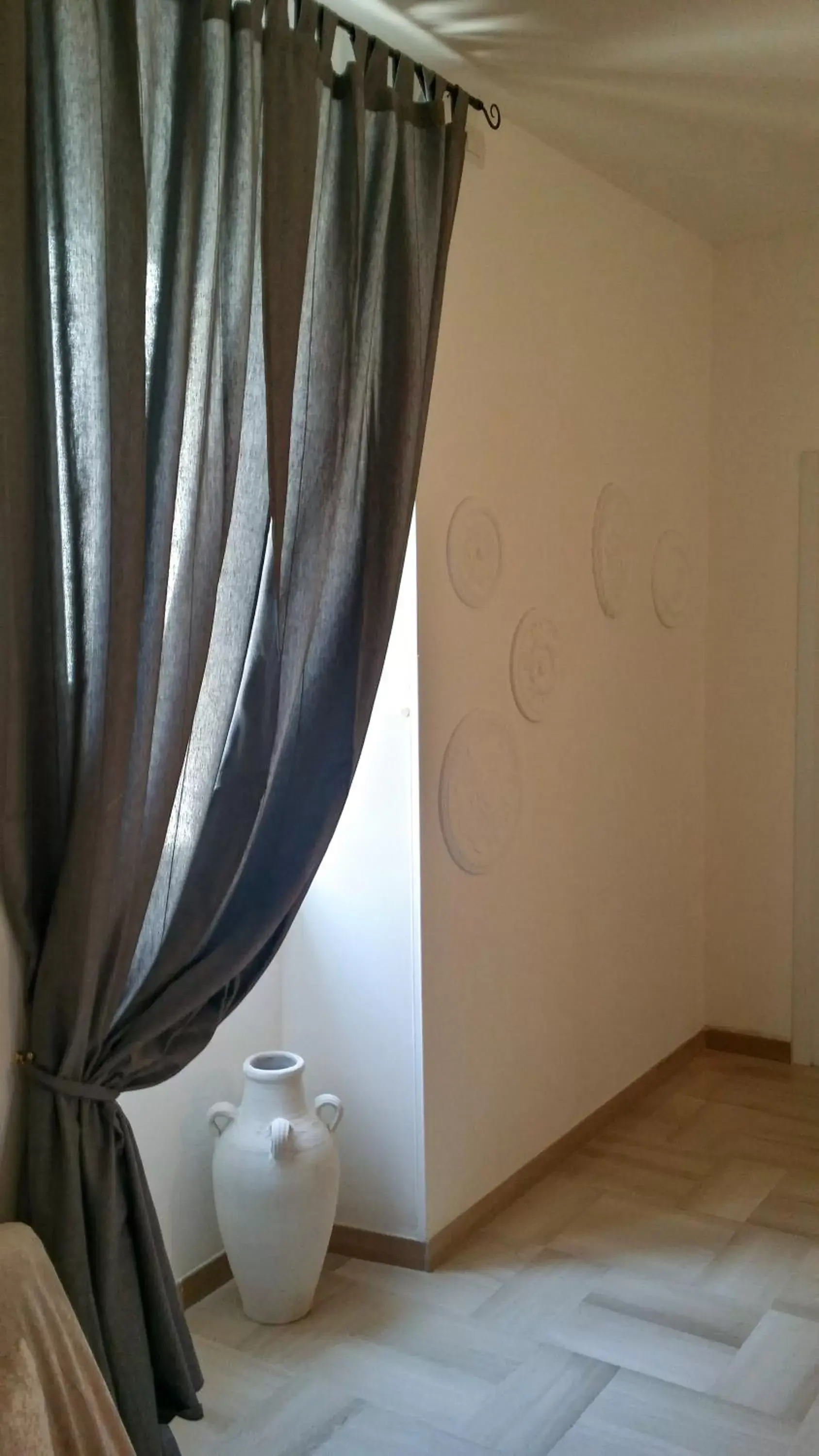 Communal lounge/ TV room, Bathroom in Palazzo De Luca Bed & Breakfast