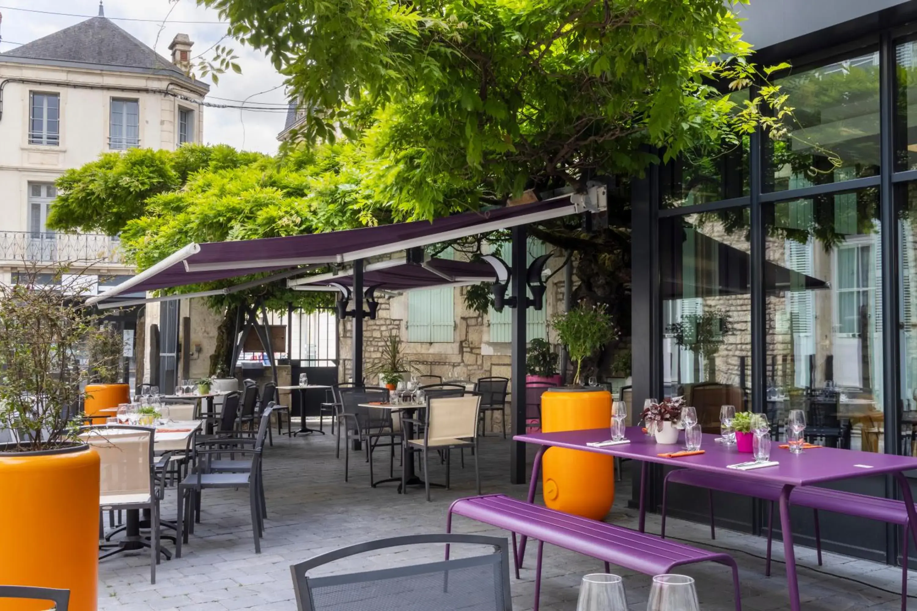 Patio, Restaurant/Places to Eat in Logis Le Fontarabie