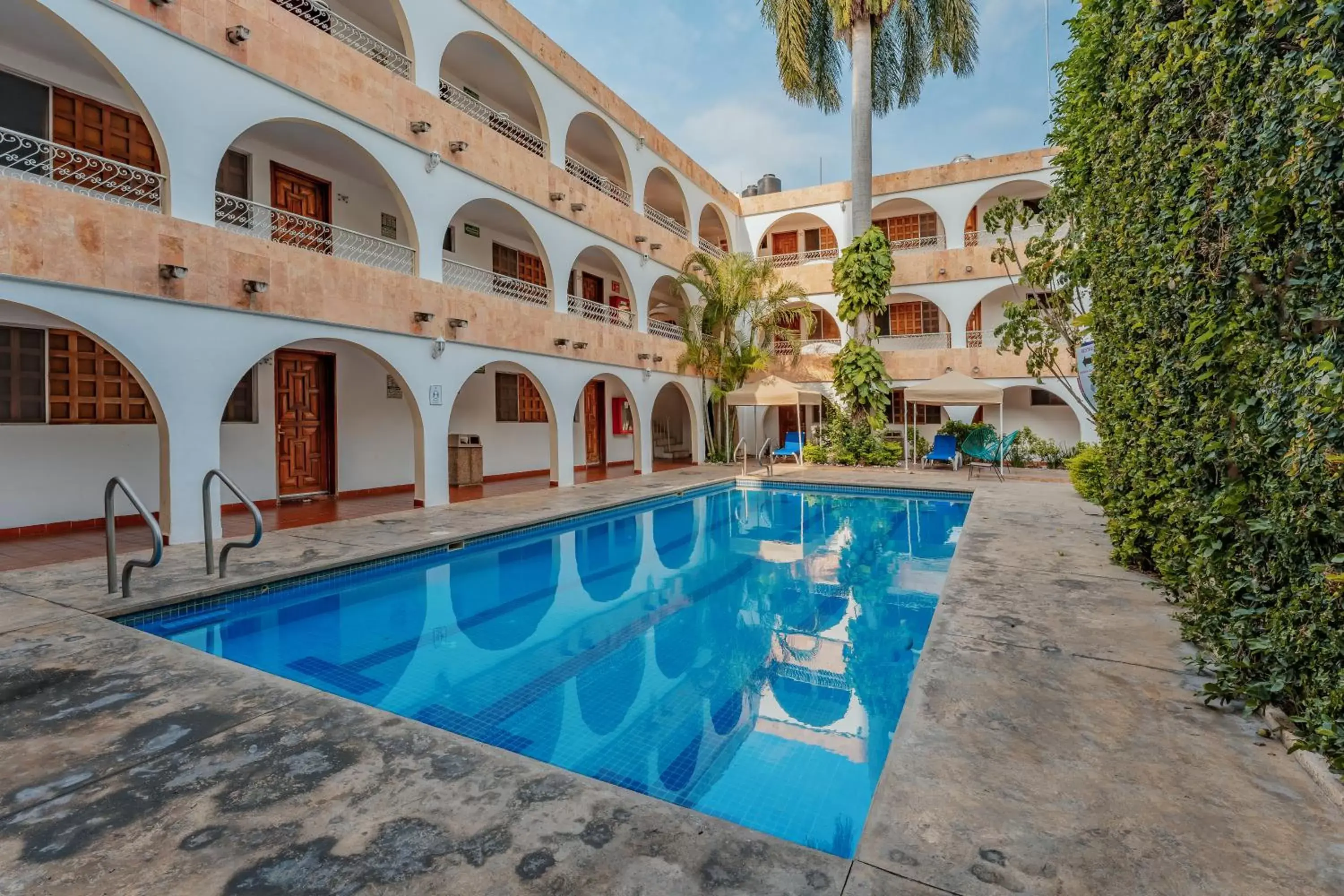 Swimming pool, Property Building in Hotel Maya Yucatan