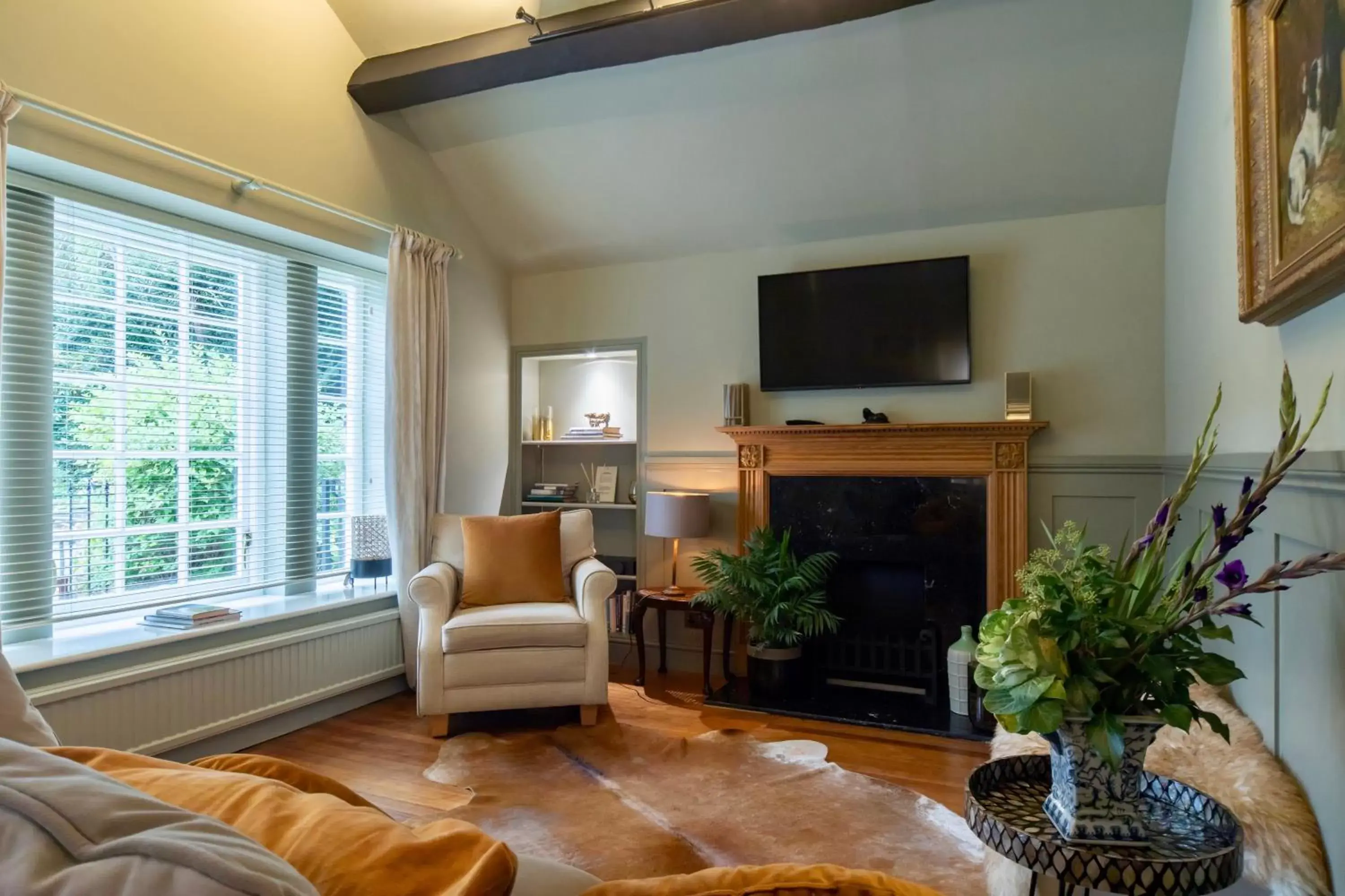 Seating area, TV/Entertainment Center in Burleigh Court Hotel