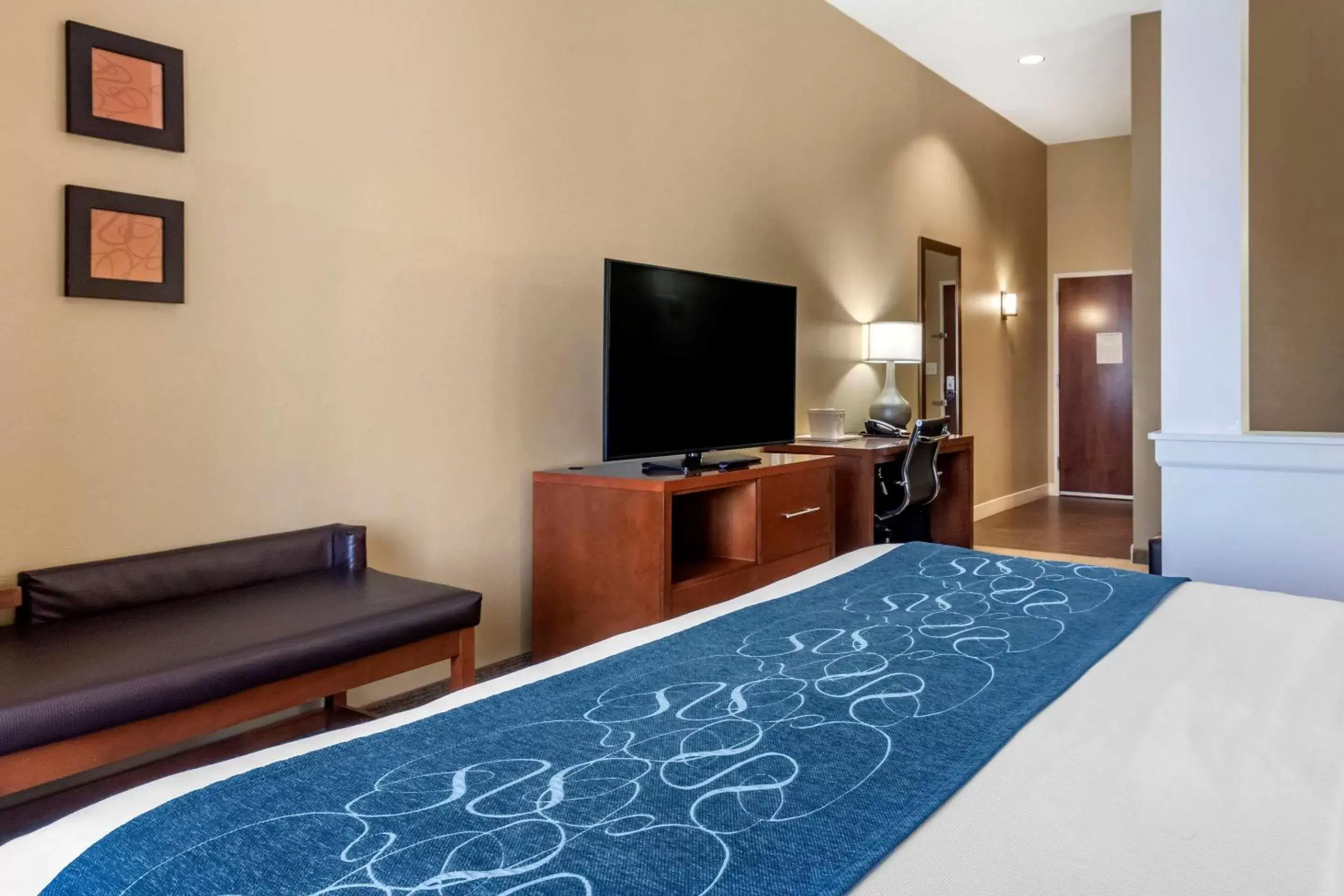 Photo of the whole room, Bed in Comfort Suites Airport-University