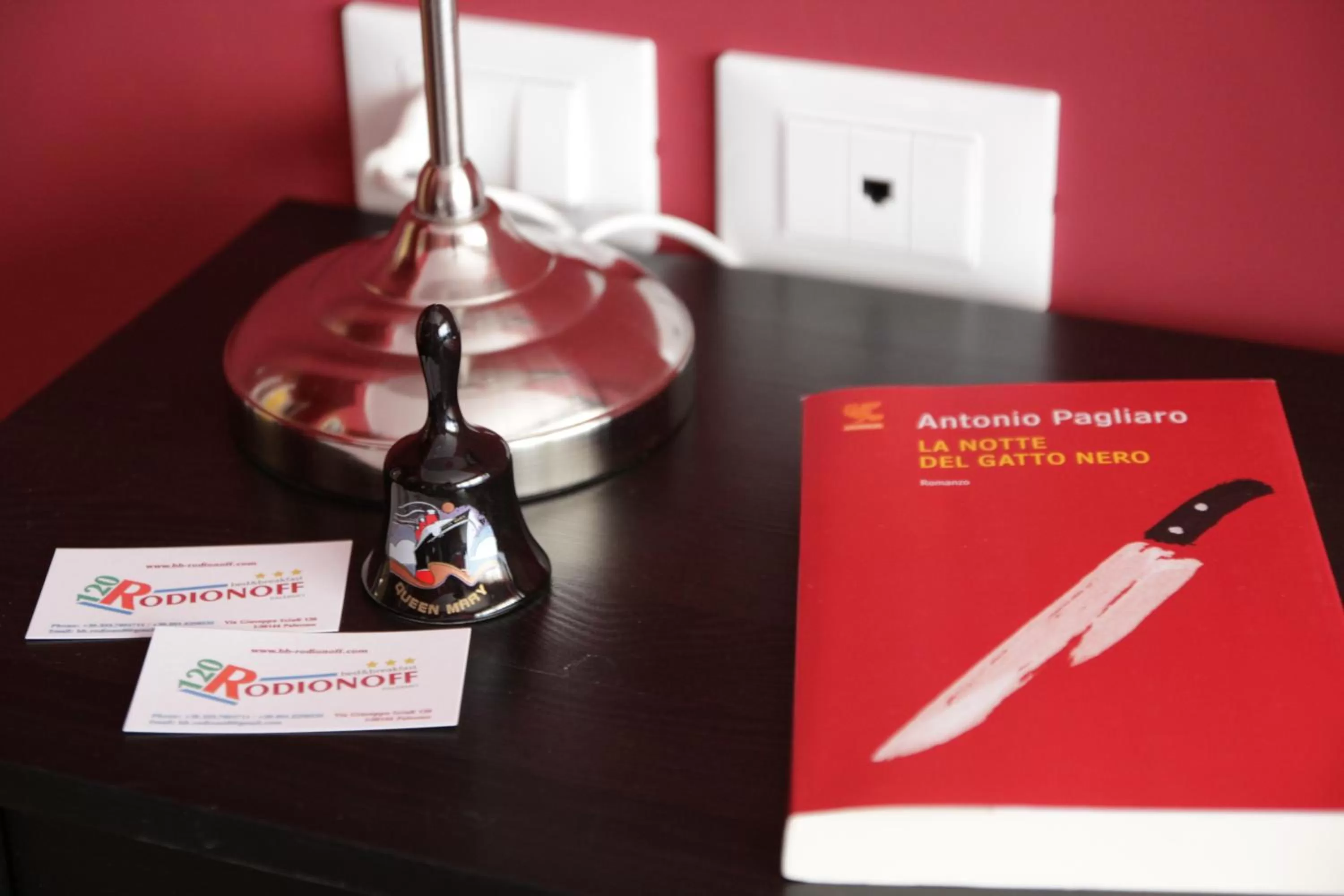 Text overlay in 120 Rodionoff Centro- Eleganza e Facilità di Accesso a Aeroporto e Spiaggia Mondello