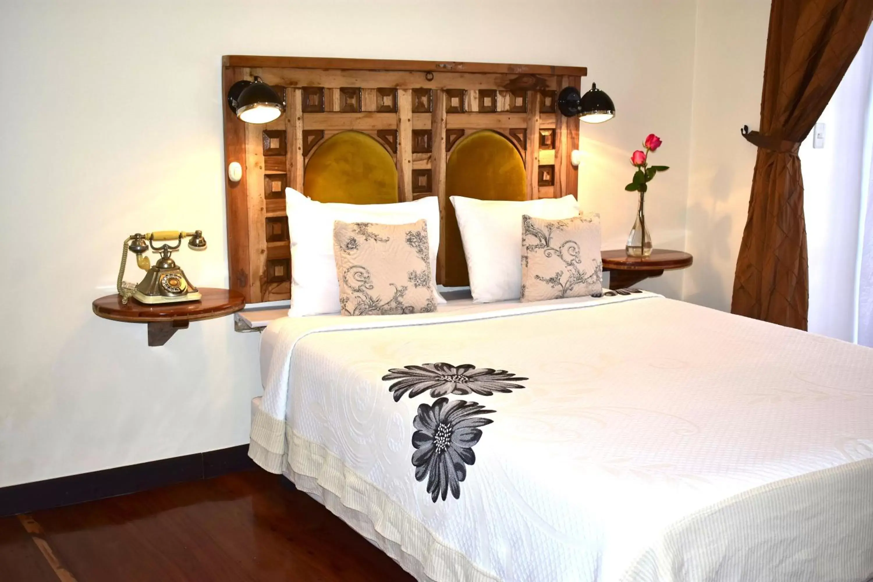 Bed in Old Town Quito Suites, Apartments & Boutique Hotel