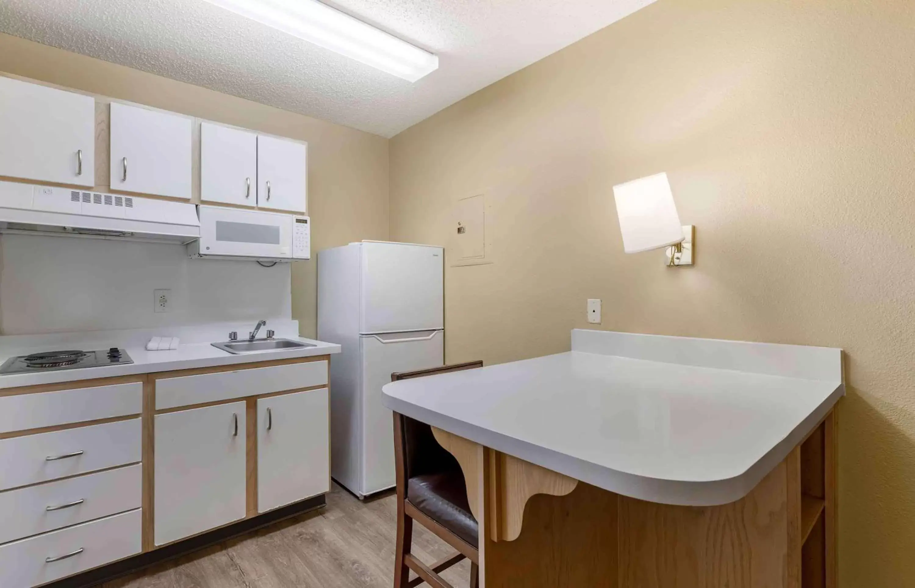 Bedroom, Kitchen/Kitchenette in Extended Stay America Select Suites - Denver - Aurora South