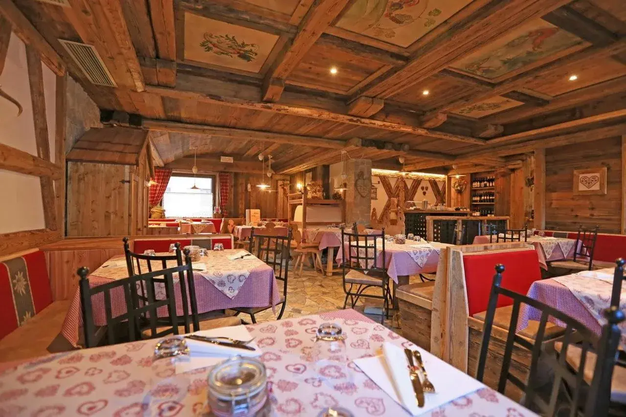 Dining area, Restaurant/Places to Eat in Garnì Ladin