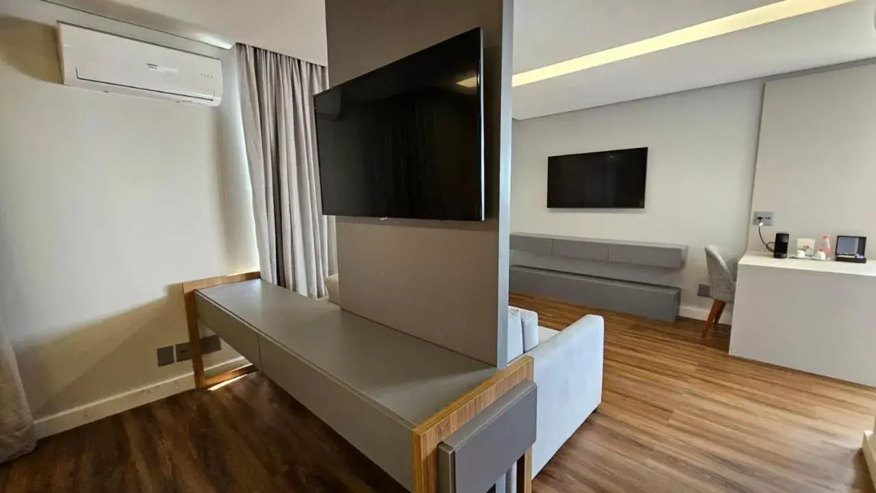 Communal lounge/ TV room, TV/Entertainment Center in H2 Platinum Lourdes