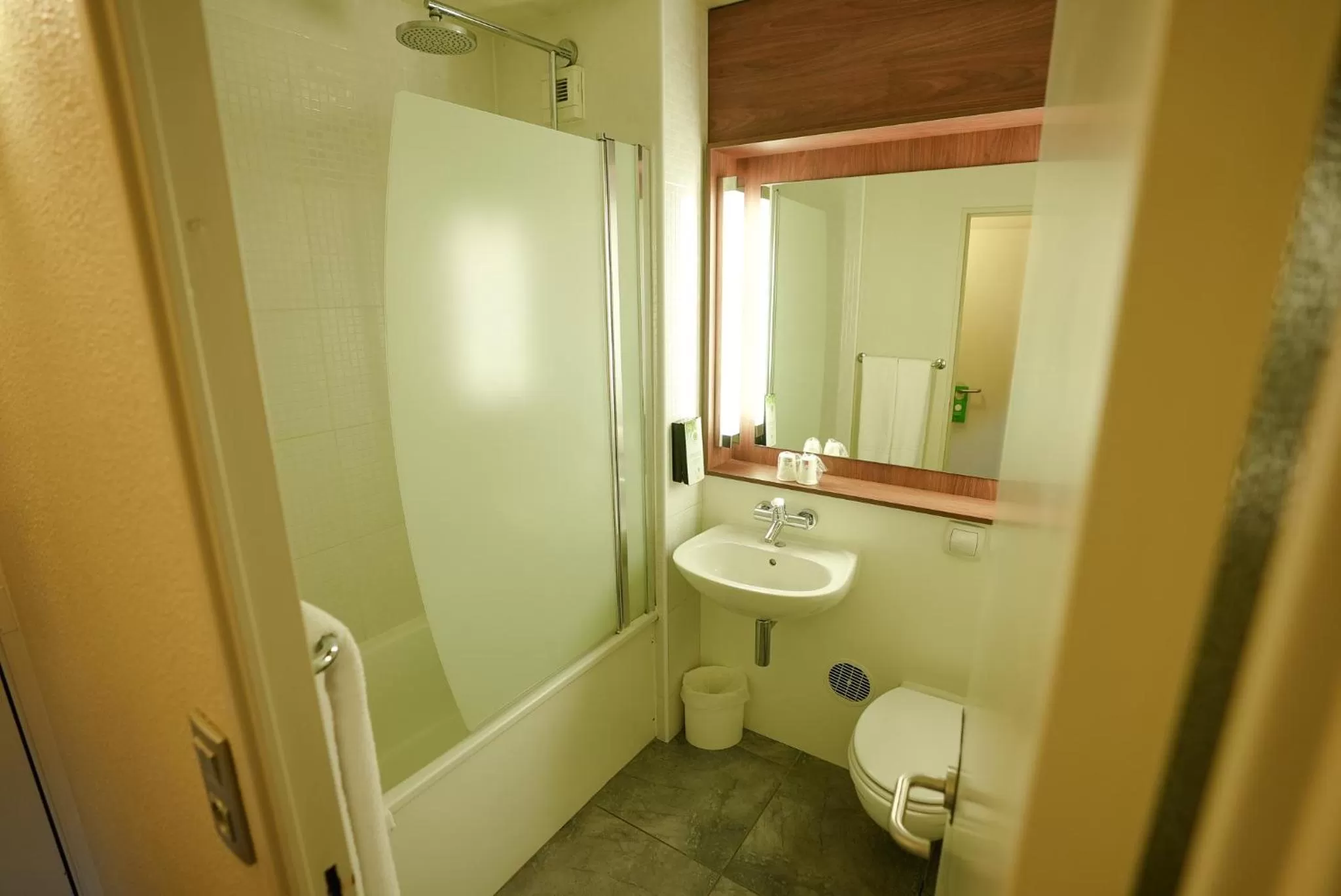 Bathroom in Campanile Paris CDG Airport Villepinte