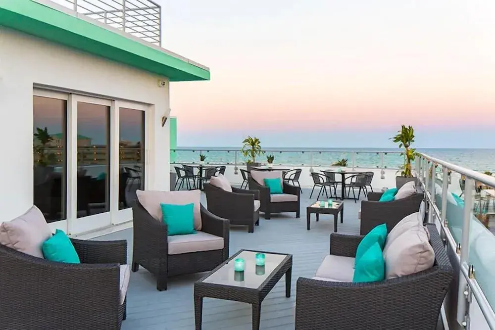 Lounge or bar in The Streamline Hotel - Daytona Beach