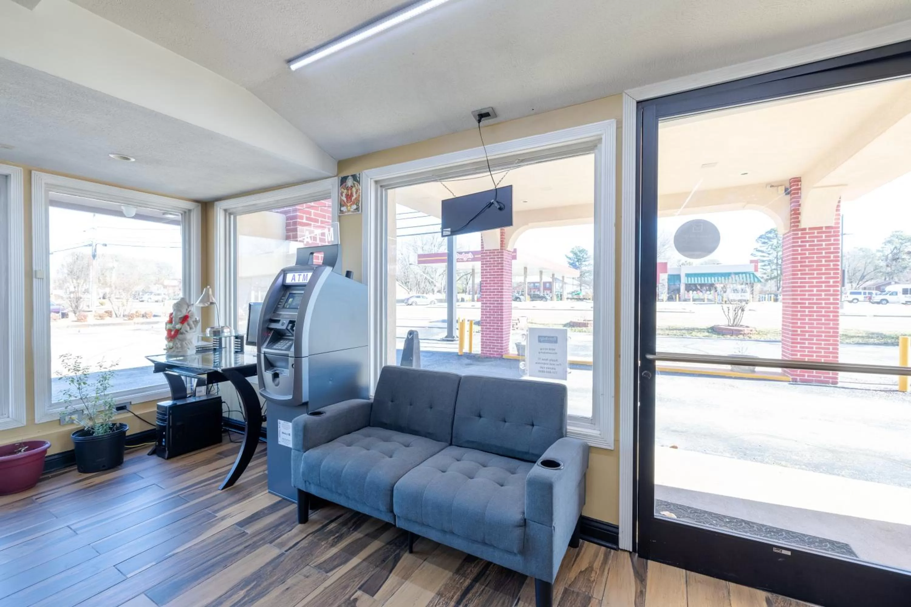 Communal lounge/ TV room in Travelodge by Wyndham Jackson I-40 Exit 82