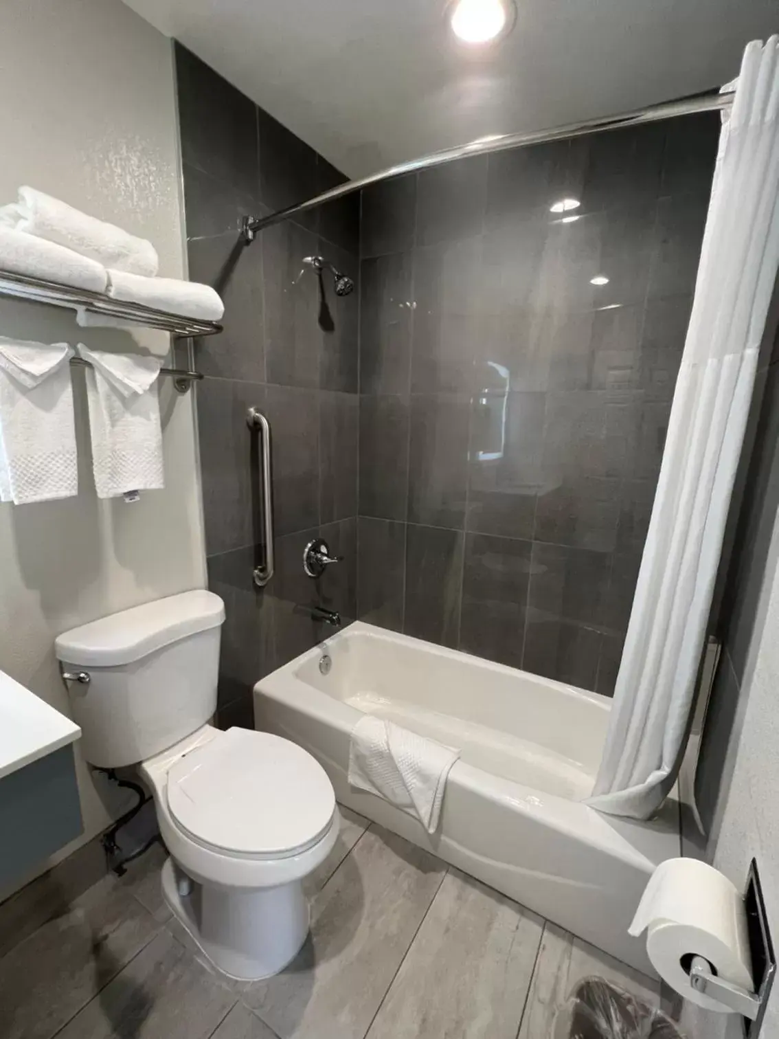 Bath, Bathroom in Econo Lodge Tracy I-205