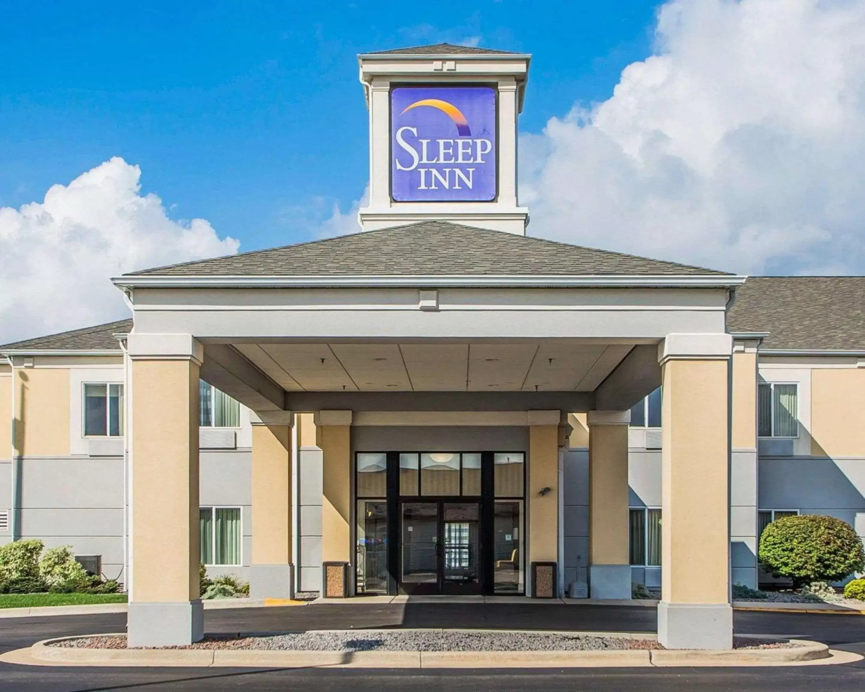 Property Building in Sleep Inn & Suites Wisconsin Rapids