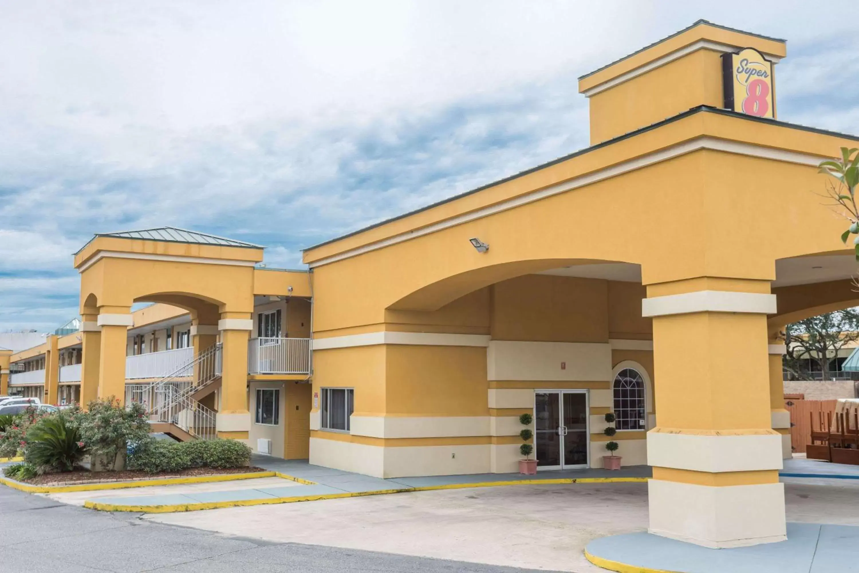 Property Building in Super 8 by Wyndham Baton Rouge/I-10