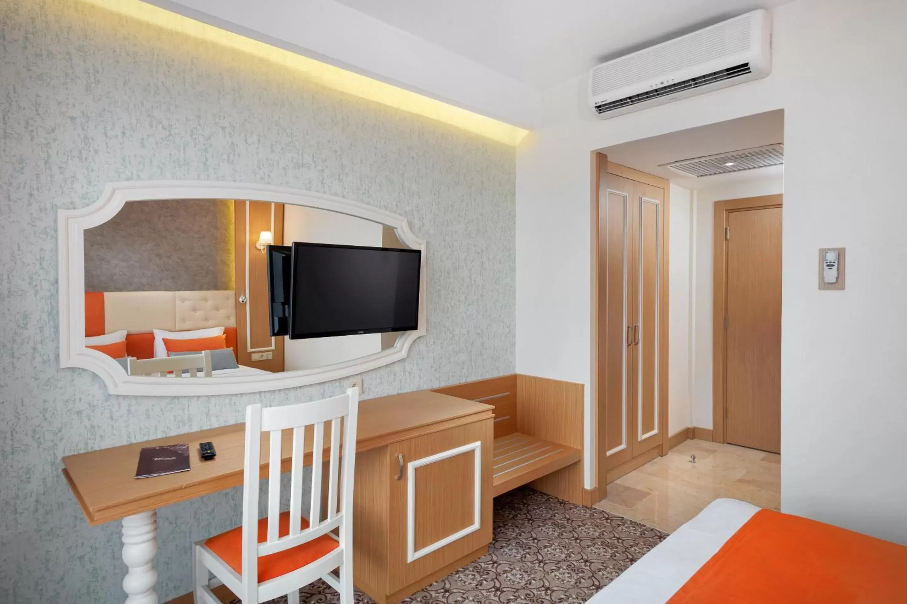 Bed, TV/Entertainment Center in Golden Orange Hotel