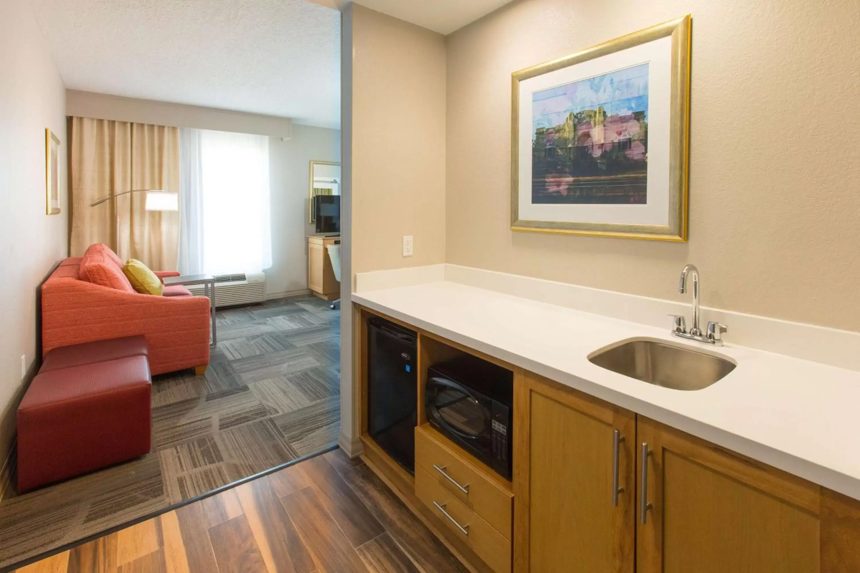 Living room, Kitchen/Kitchenette in Hampton Inn - Palatka