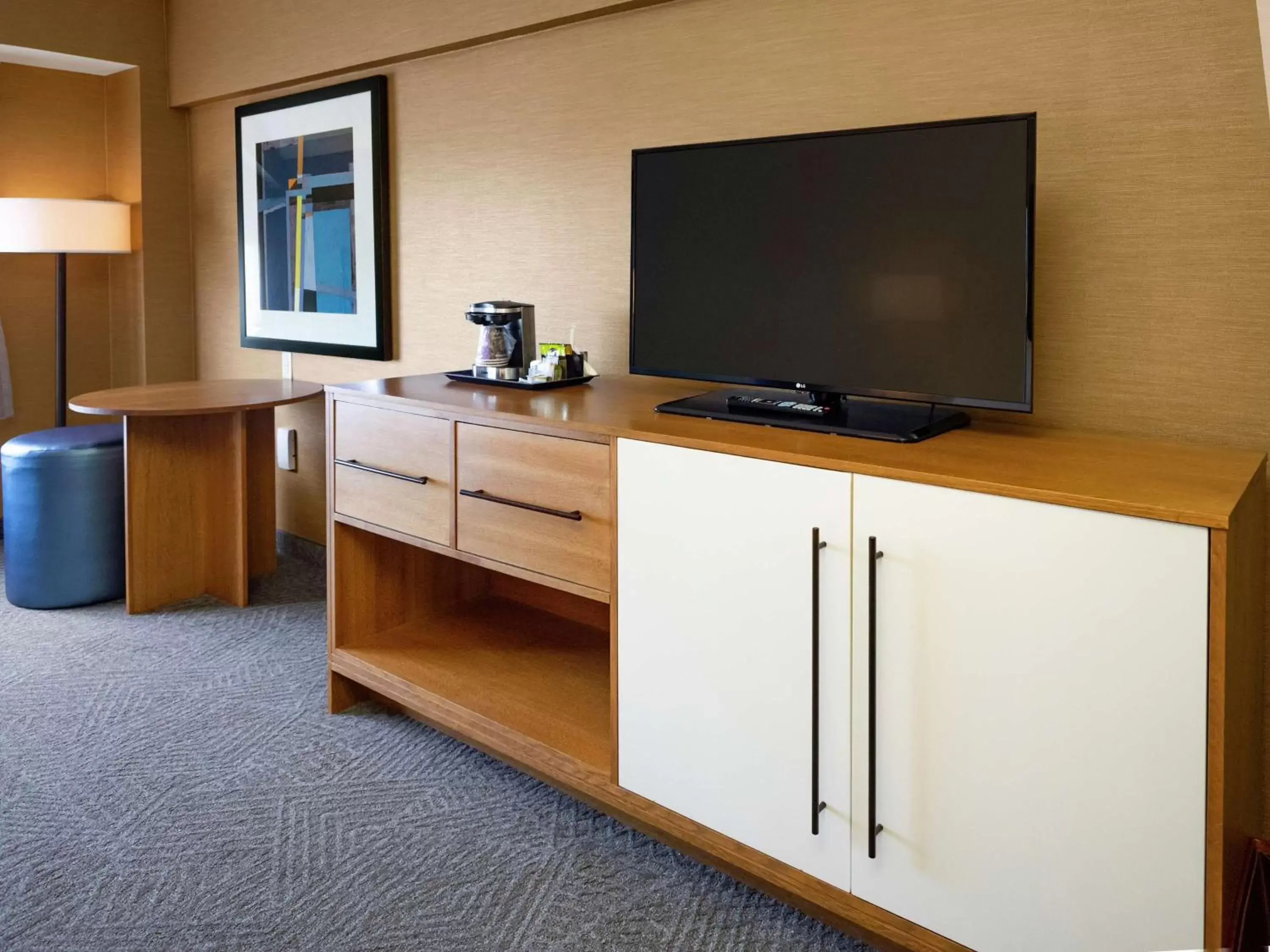 Living room, TV/Entertainment Center in DoubleTree by Hilton Hotel Niagara Falls New York