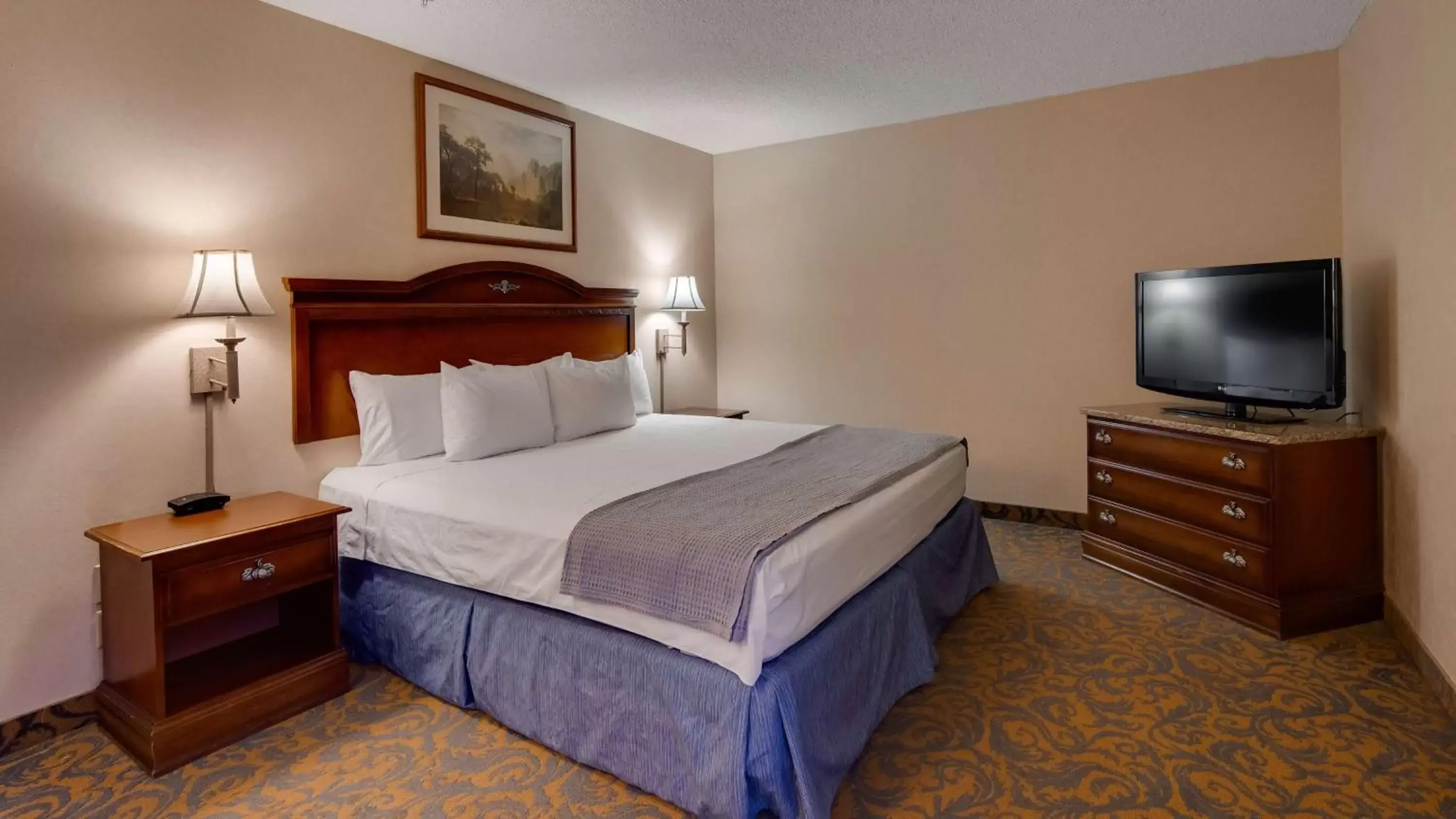 Photo of the whole room, Bed in SureStay Plus Hotel by Best Western Cheyenne