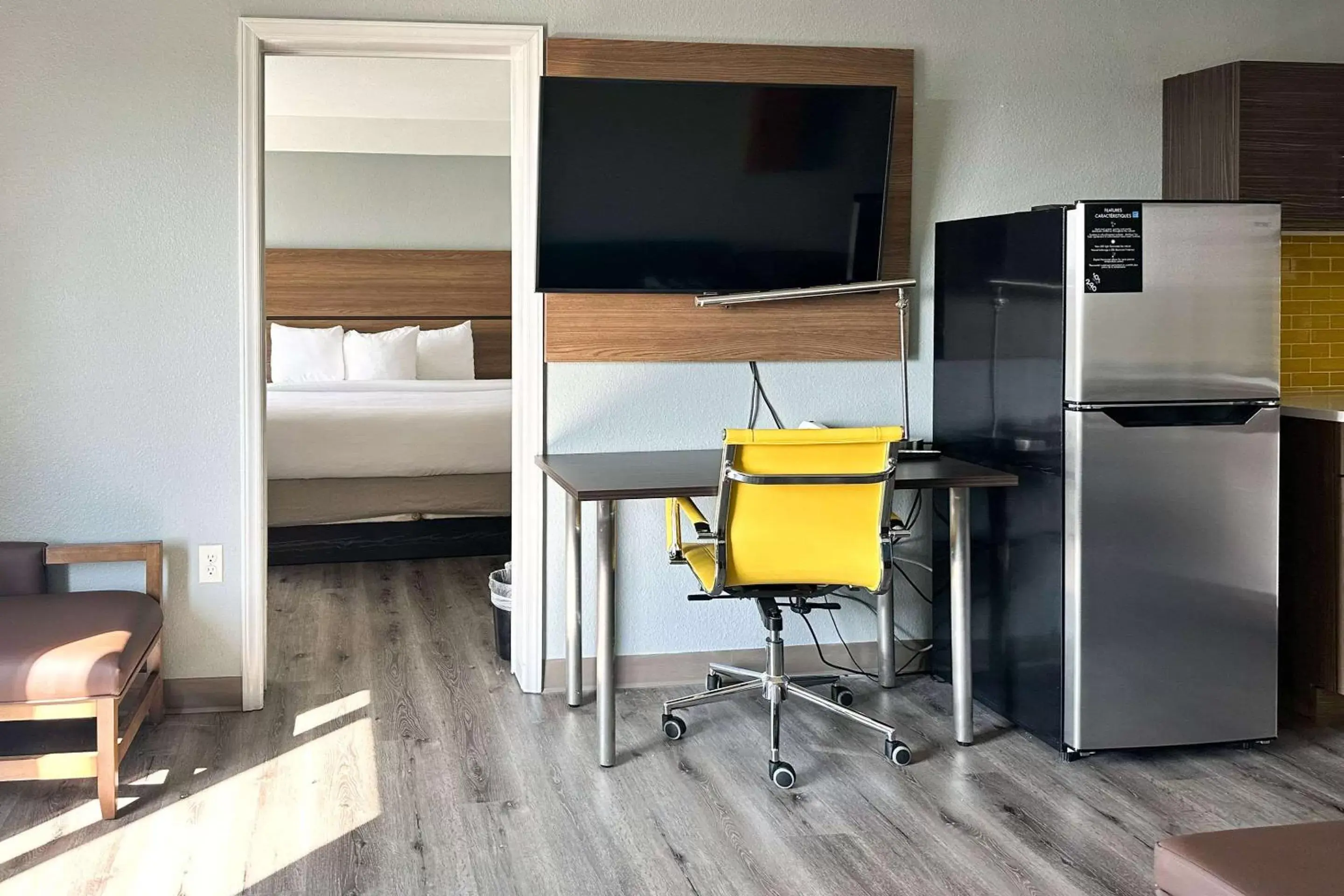 Bedroom, TV/Entertainment Center in MainStay Suites