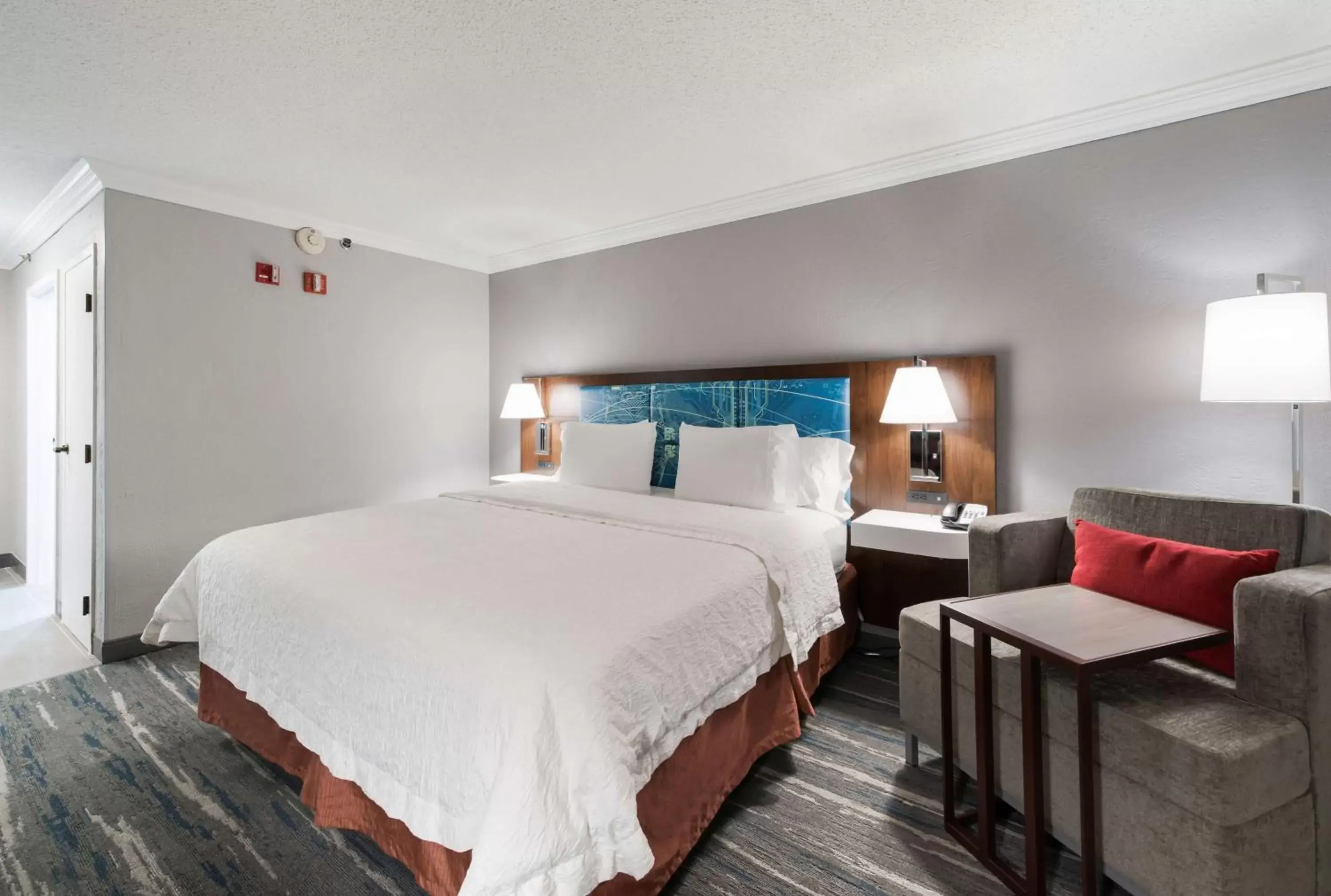 Living room, Bed in Hampton Inn & Suites Chicago-Hoffman Estates