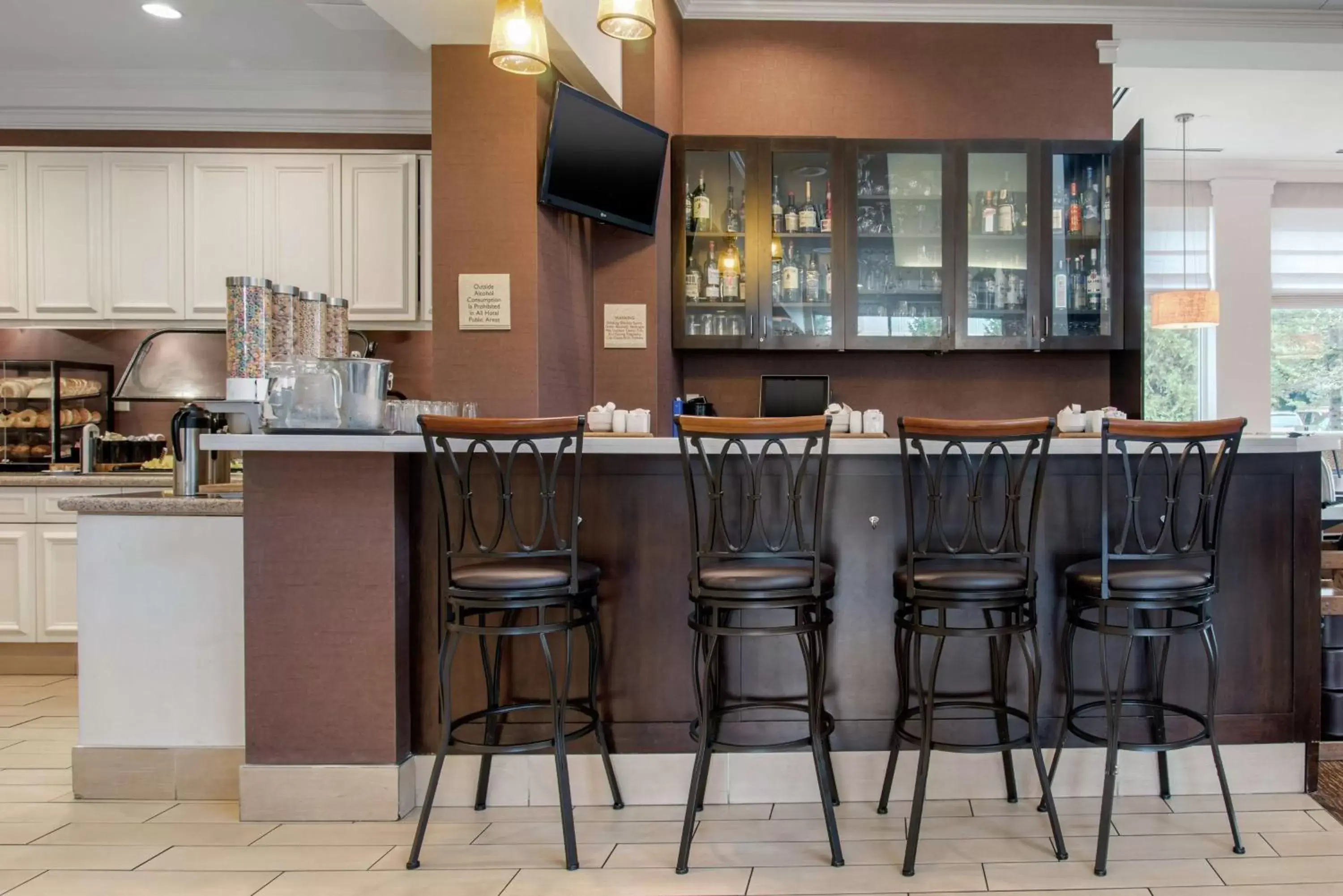 Lounge or bar in Hilton Garden Inn Portland Airport