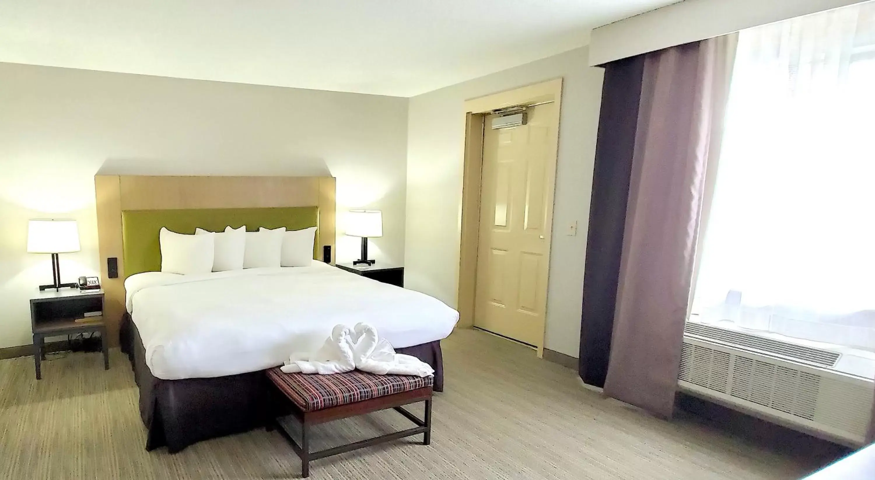 Bed in Country Inn & Suites by Radisson, Jonesborough-Johnson City West, TN