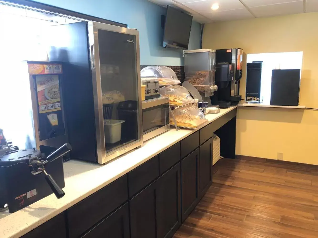 Continental breakfast, Kitchen/Kitchenette in Days Inn by Wyndham Grove City Columbus South