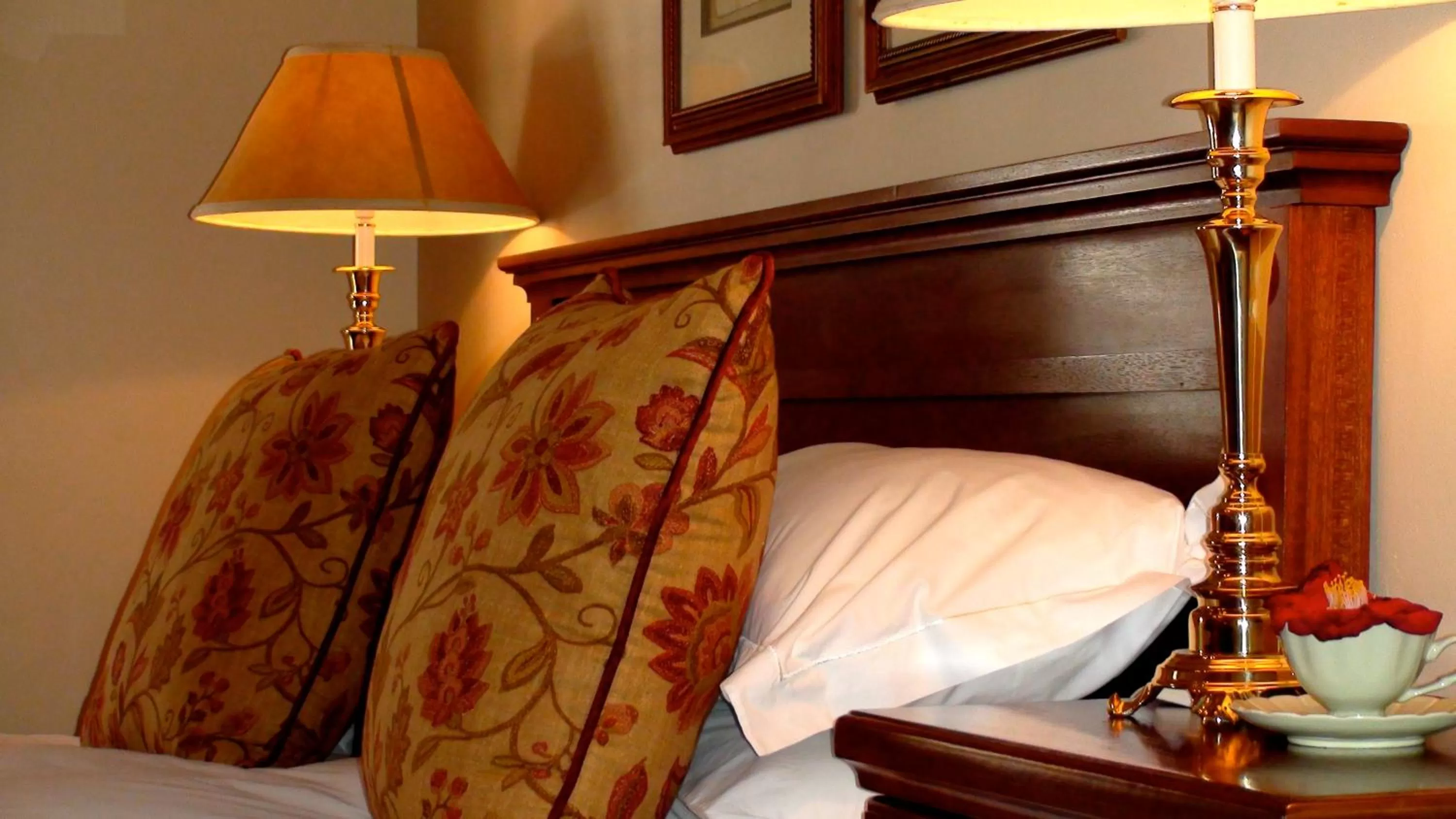 Bedroom, Bed in De Hoek Manor
