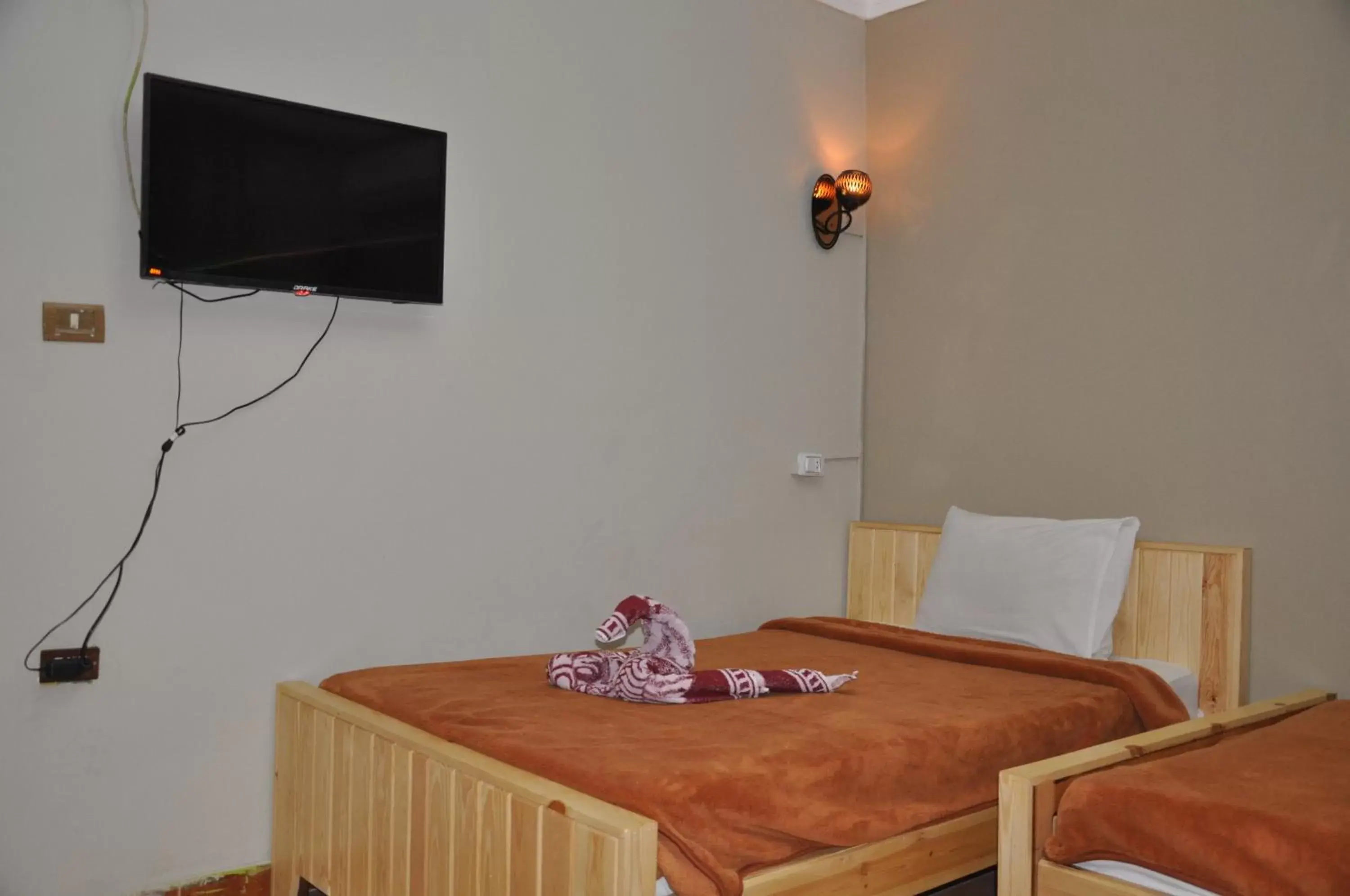 Bed, TV/Entertainment Center in Dahab Plaza Hotel