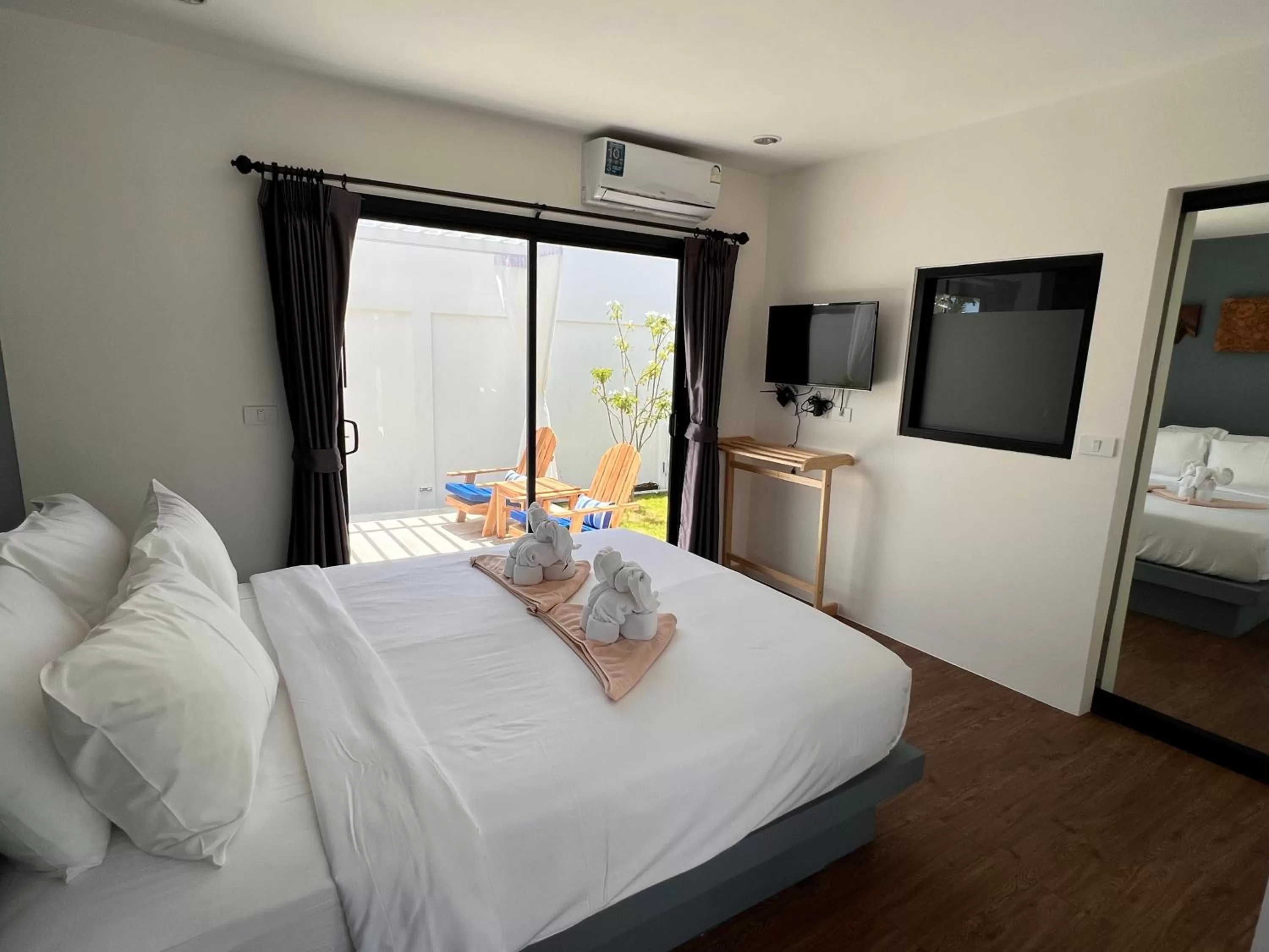 Photo of the whole room, Bed in Pearl of Samui Resort