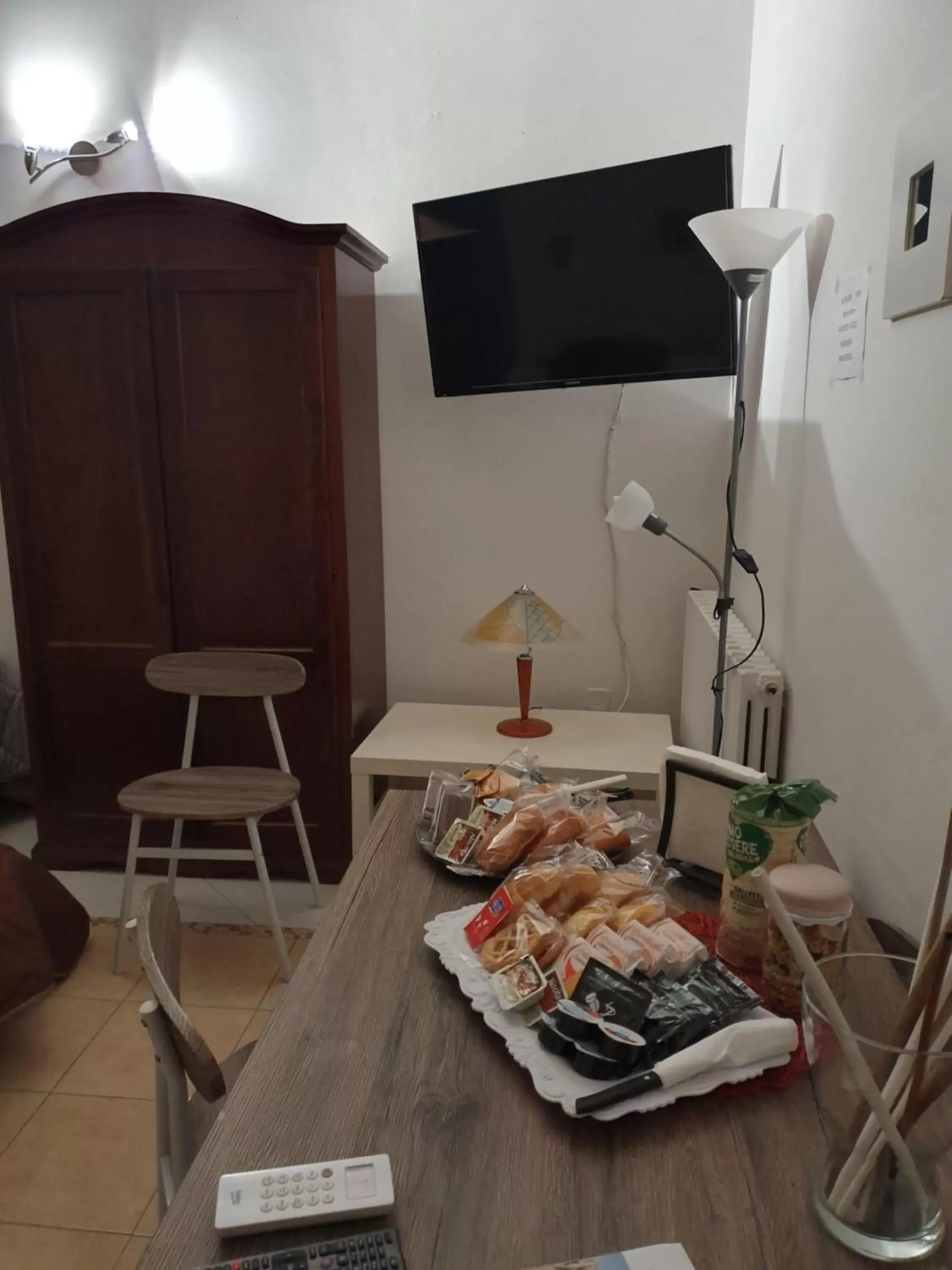 Food and drinks, TV/Entertainment Center in Alba central City