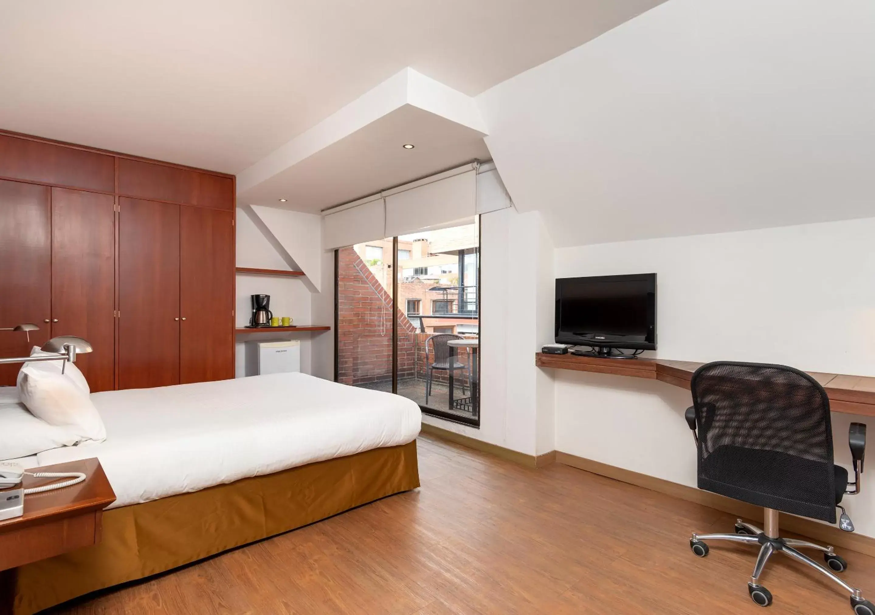 Bedroom, TV/Entertainment Center in GIO Suites Parque 93 Bogotá